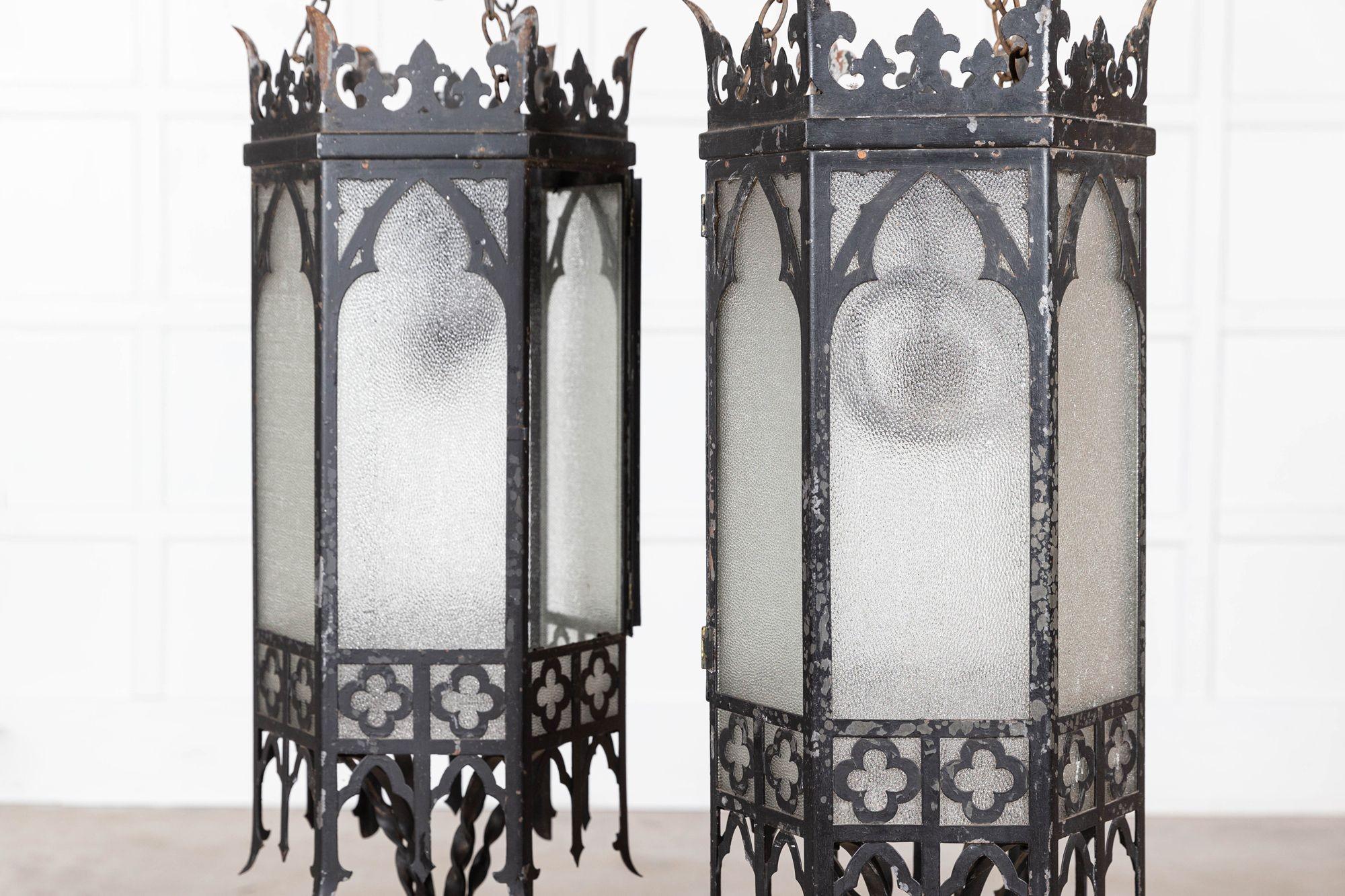 20ième siècle Paire monumentale de lanternes d'église néo-gothiques en vente