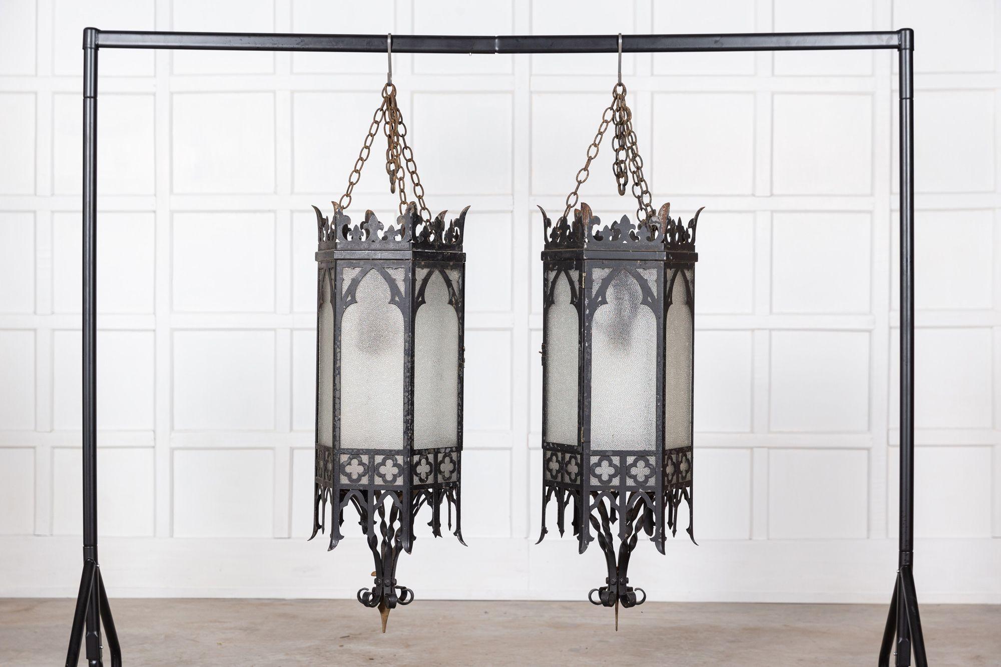 Fer Paire monumentale de lanternes d'église néo-gothiques en vente