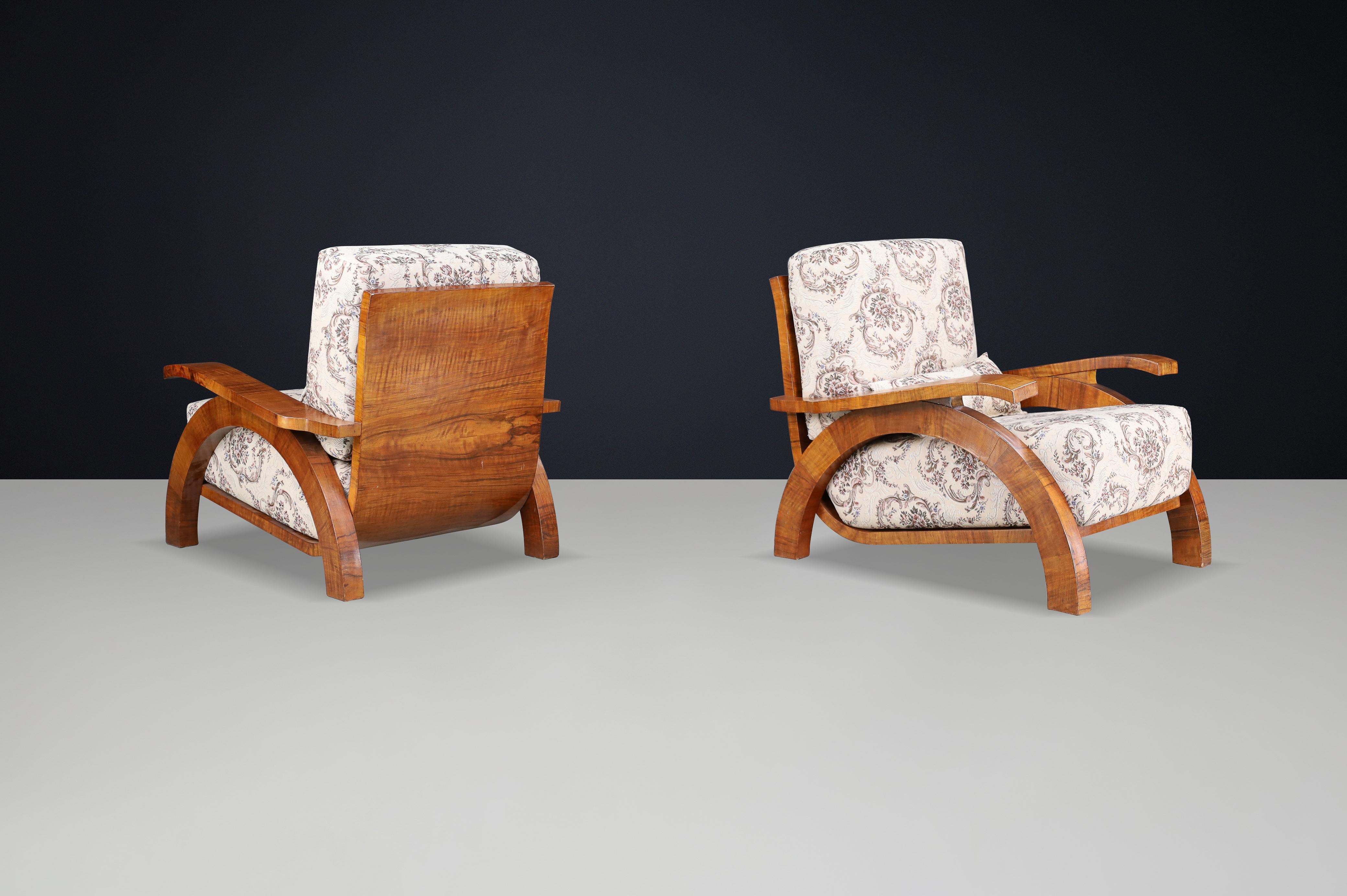 Monumental Pair of 1930s Czech Art Deco Lounge Chairs in Walnut. In Good Condition For Sale In Almelo, NL