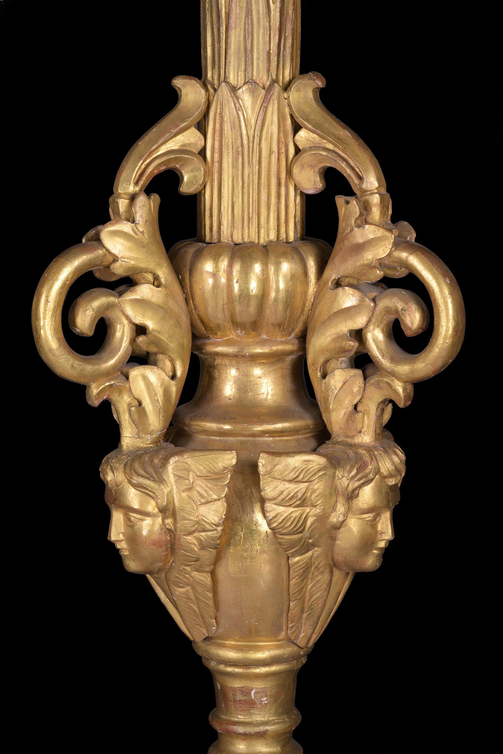 Sculpté à la main Paire monumentale de torchères en bois doré sculpté italien de style baroque du 19ème siècle en vente