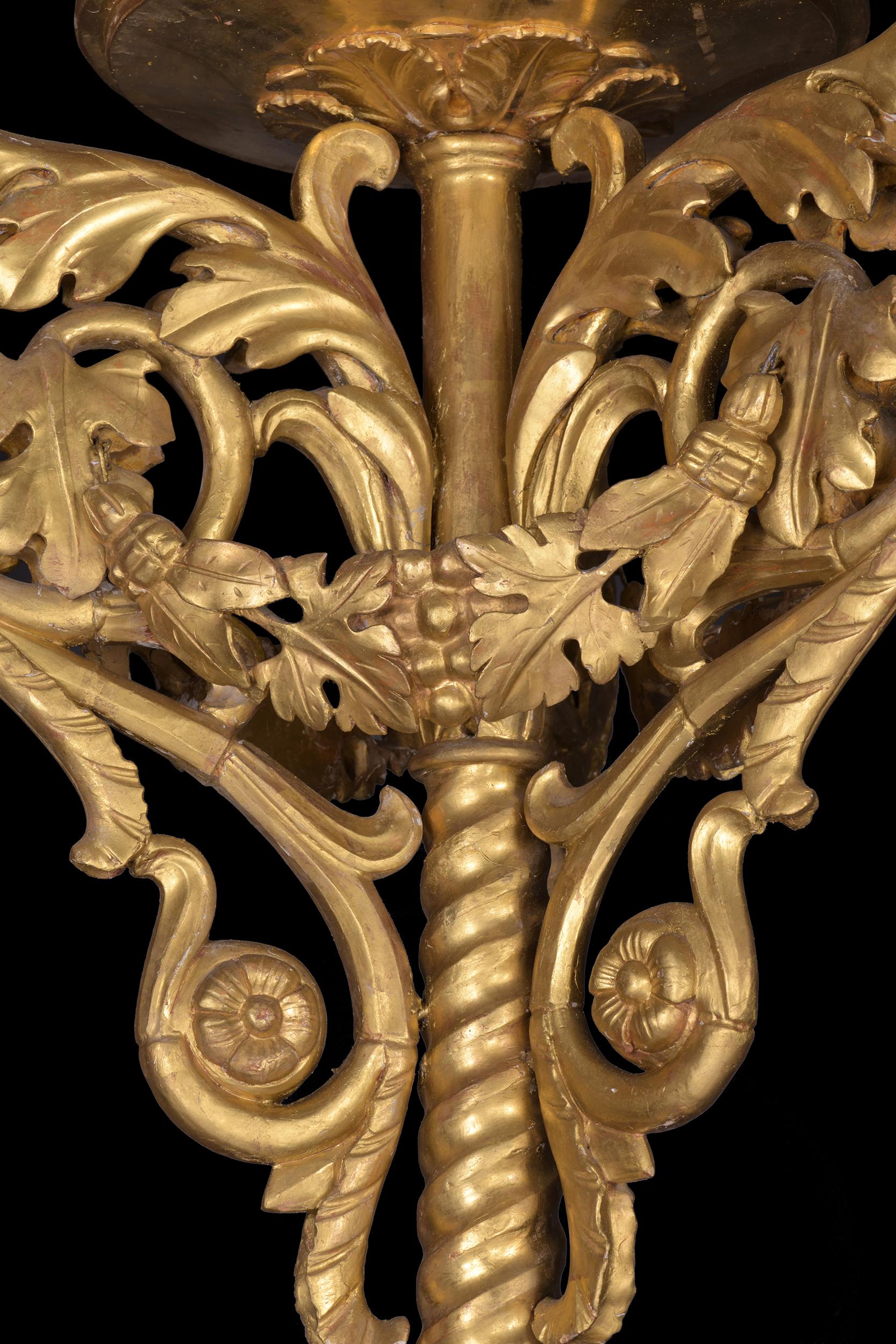 Monumentales Paar italienischer geschnitzter Fackeln aus vergoldetem Holz im Barockstil des 19. Jahrhunderts (Vergoldetes Holz) im Angebot