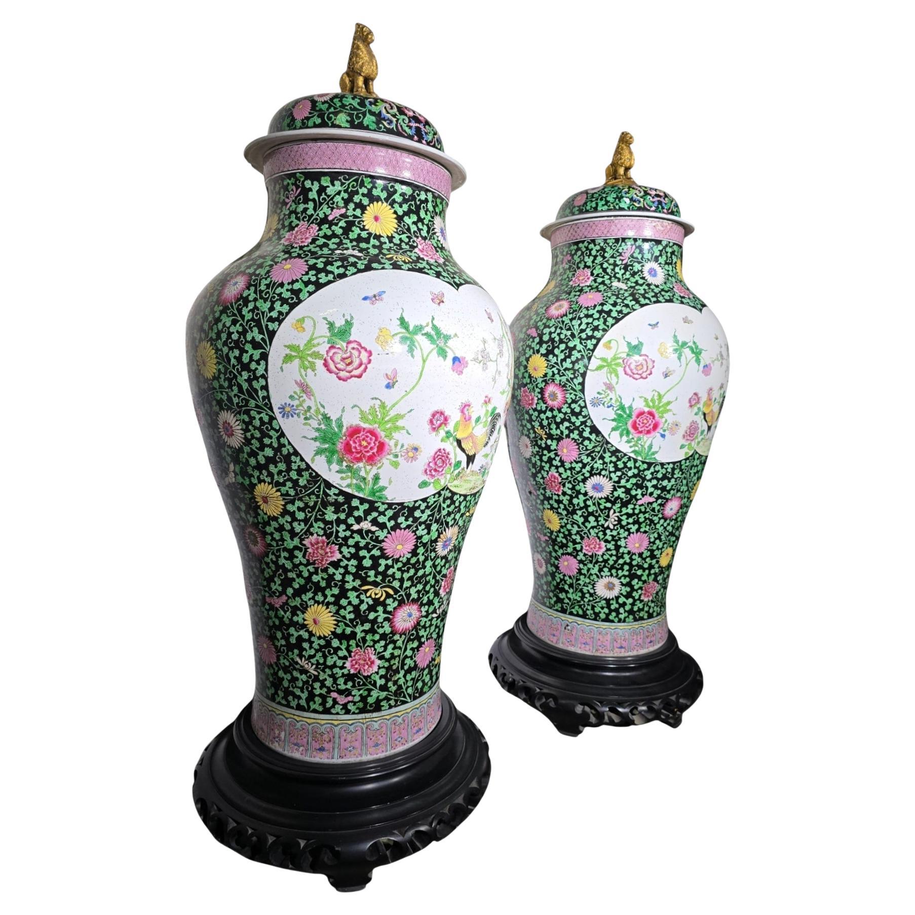 Monumentales Paar Samson Famille Verte Porzellanvasen des 19. Jahrhunderts - 190 cm Ta im Angebot