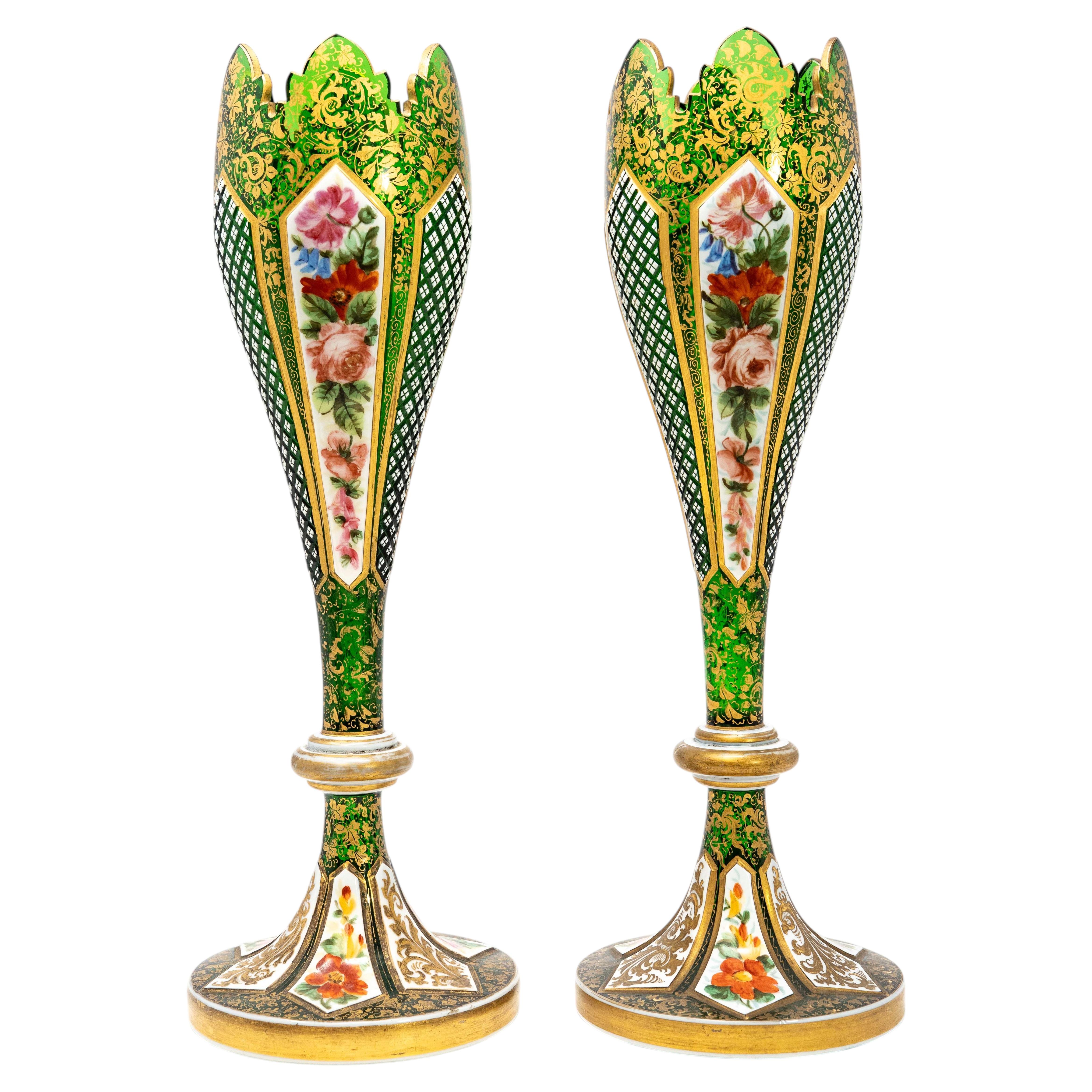 Coppia monumentale di vasi a tromba antichi in vetro boemo verde con rivestimento, realizzati a mano-