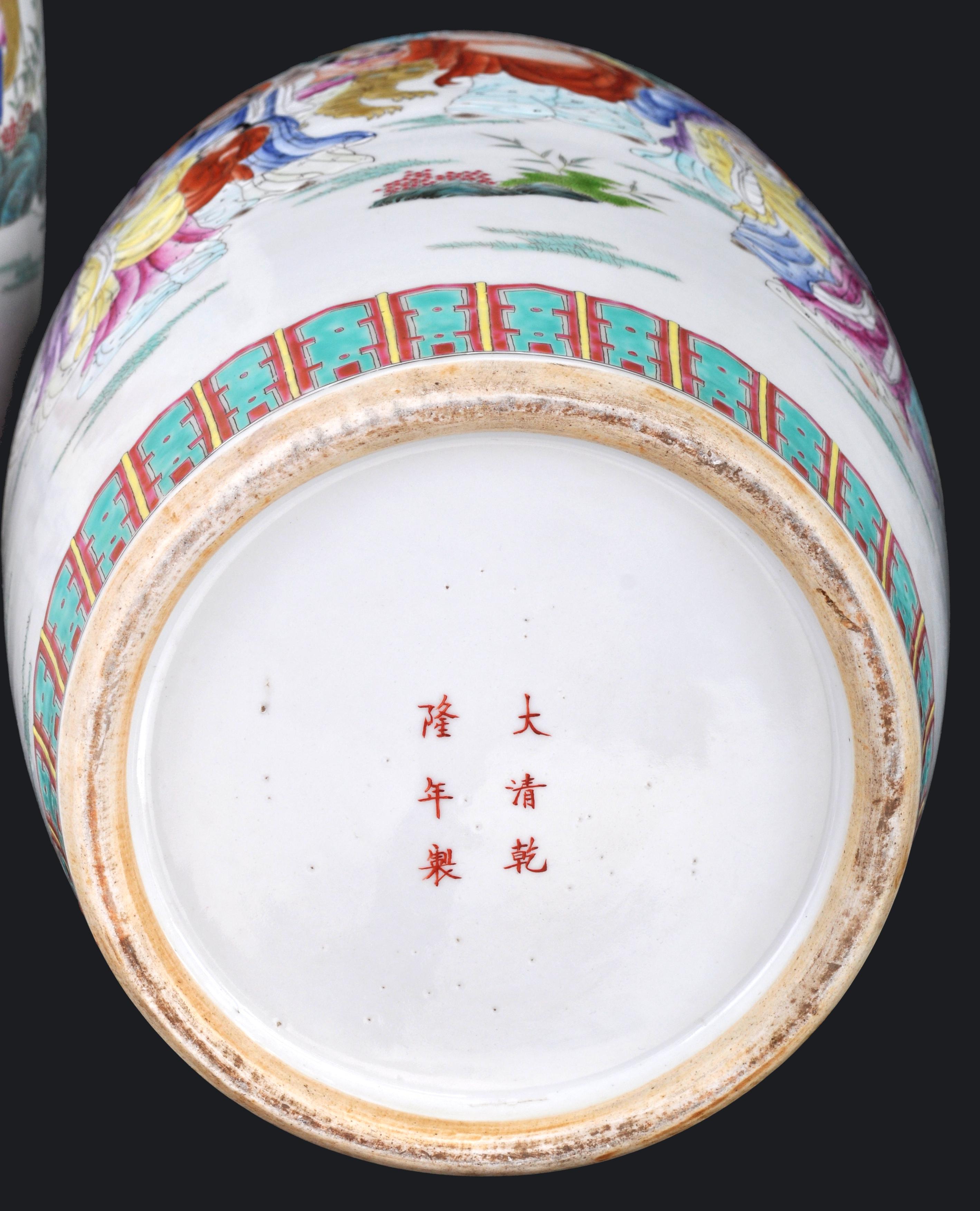 Paire monumentale de vases anciens en porcelaine de la famille rose de la dynastie chinoise des Qing en vente 7