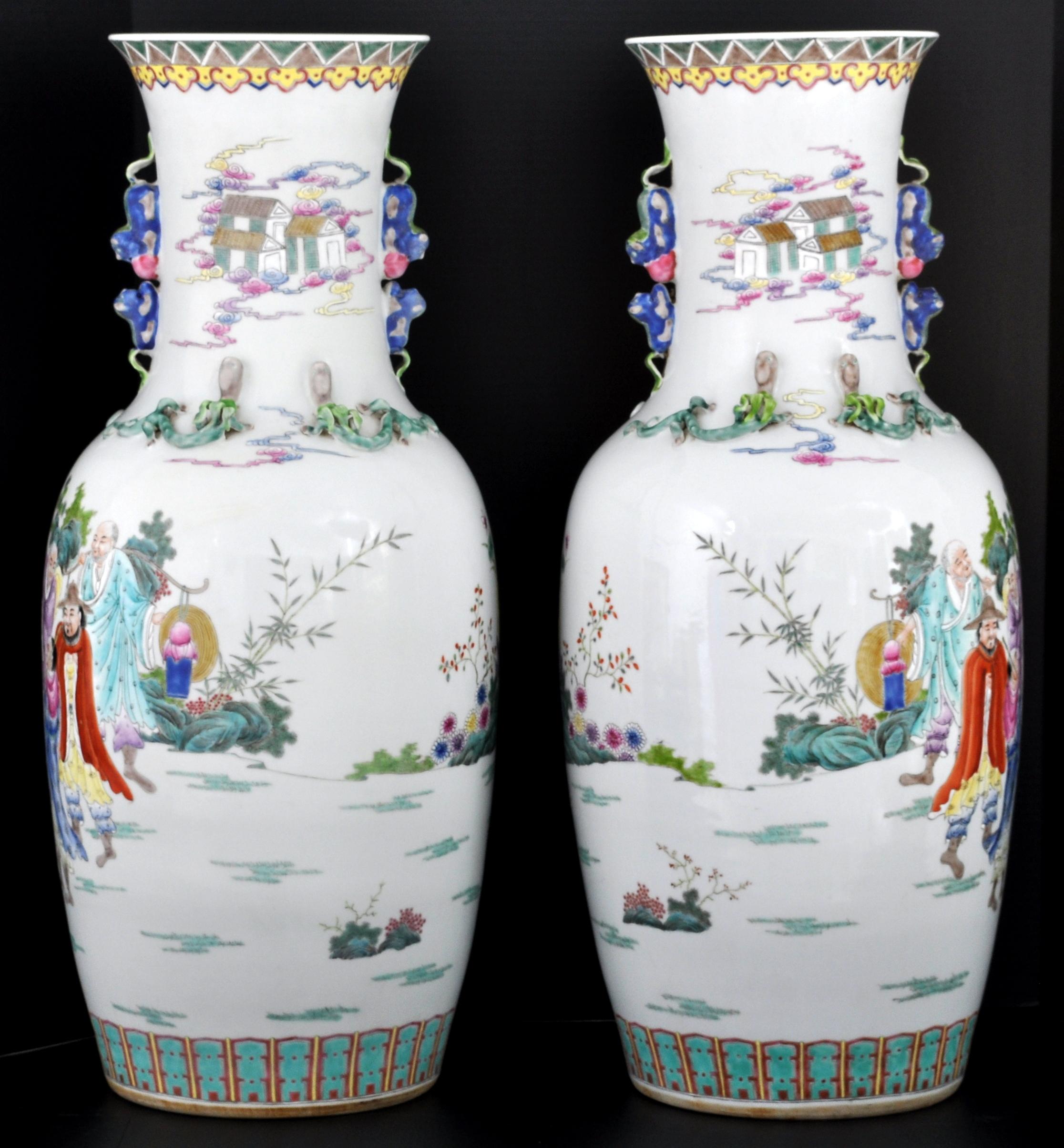 Chinois Paire monumentale de vases anciens en porcelaine de la famille rose de la dynastie chinoise des Qing en vente