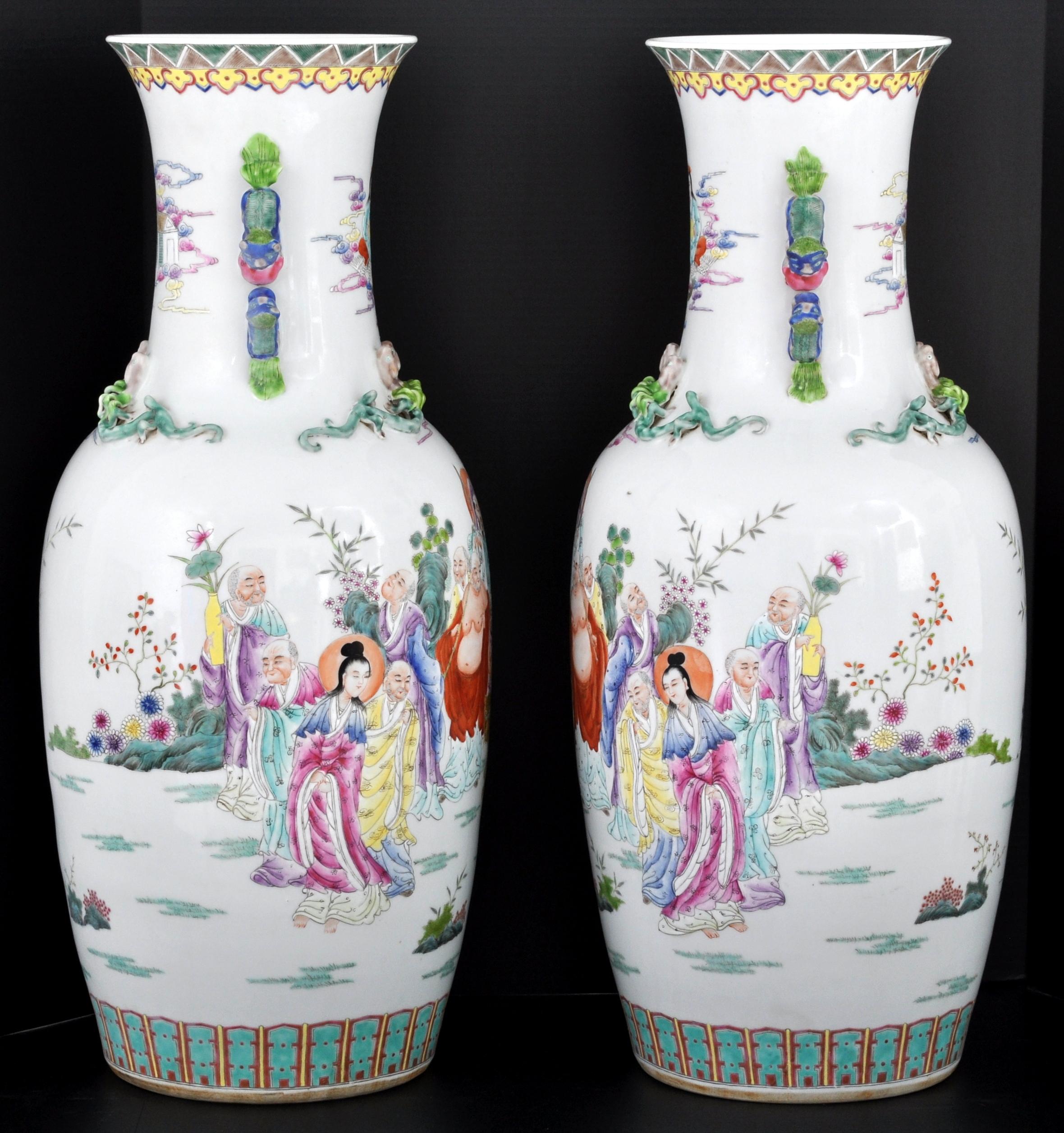 Peint à la main Paire monumentale de vases anciens en porcelaine de la famille rose de la dynastie chinoise des Qing en vente