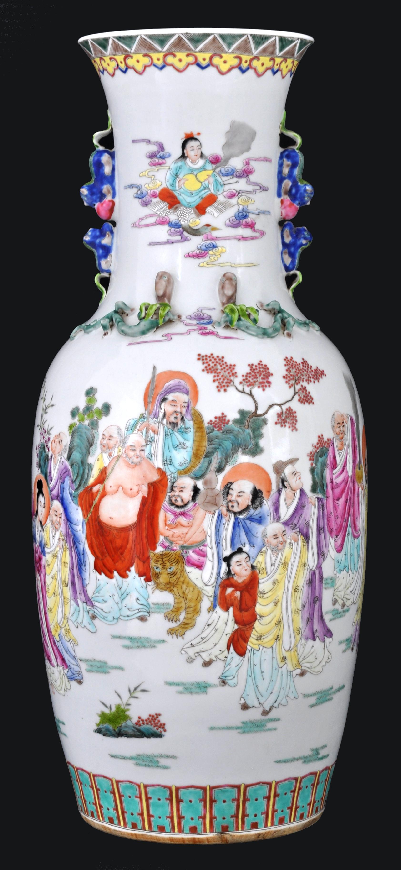 Monumentales Paar antiker chinesischer Famille Rose Porzellanvasen aus der Qing-Dynastie im Zustand „Gut“ im Angebot in Portland, OR