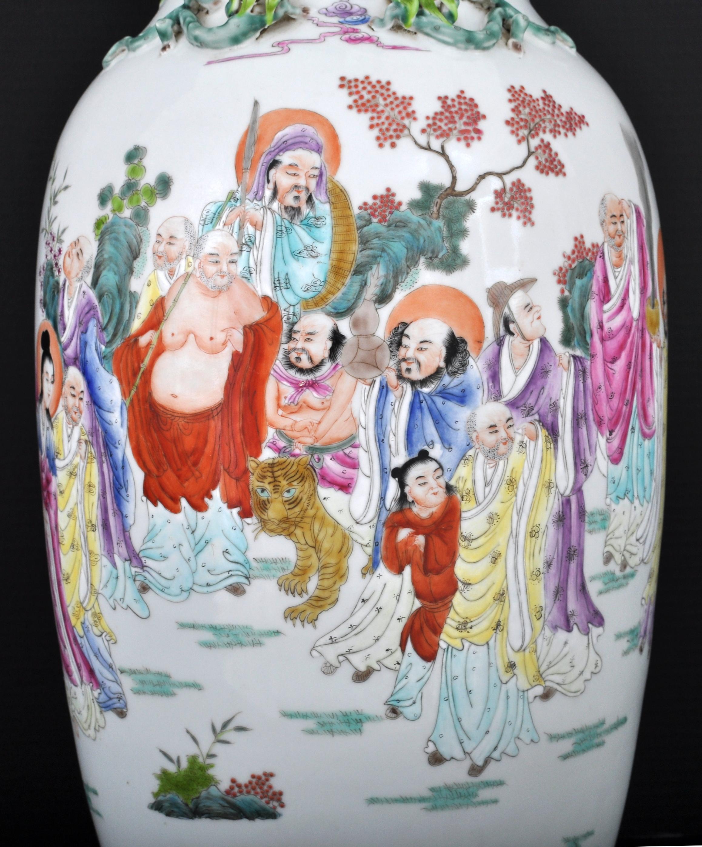 20ième siècle Paire monumentale de vases anciens en porcelaine de la famille rose de la dynastie chinoise des Qing en vente