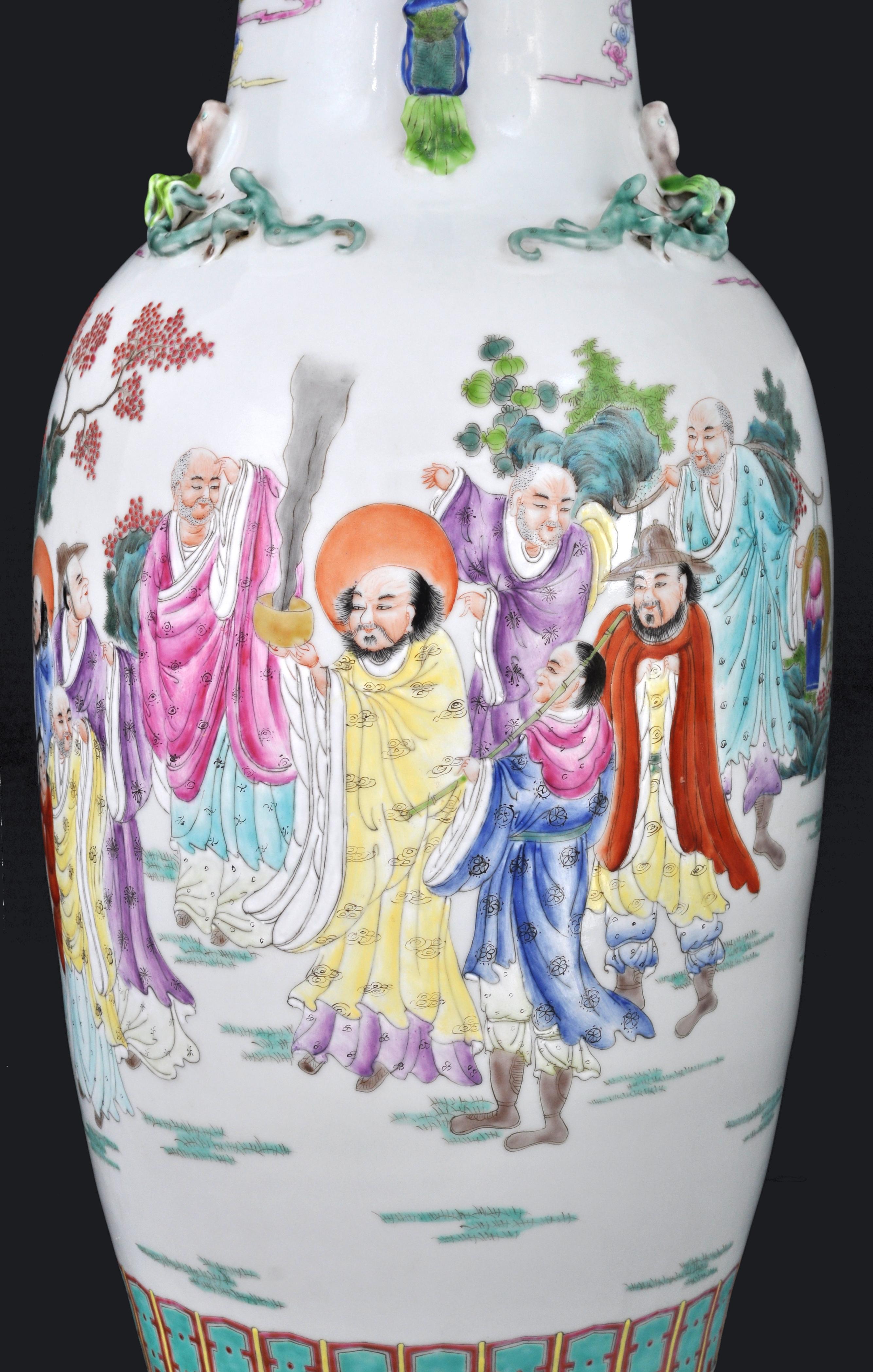 Monumentales Paar antiker chinesischer Famille Rose Porzellanvasen aus der Qing-Dynastie im Angebot 1