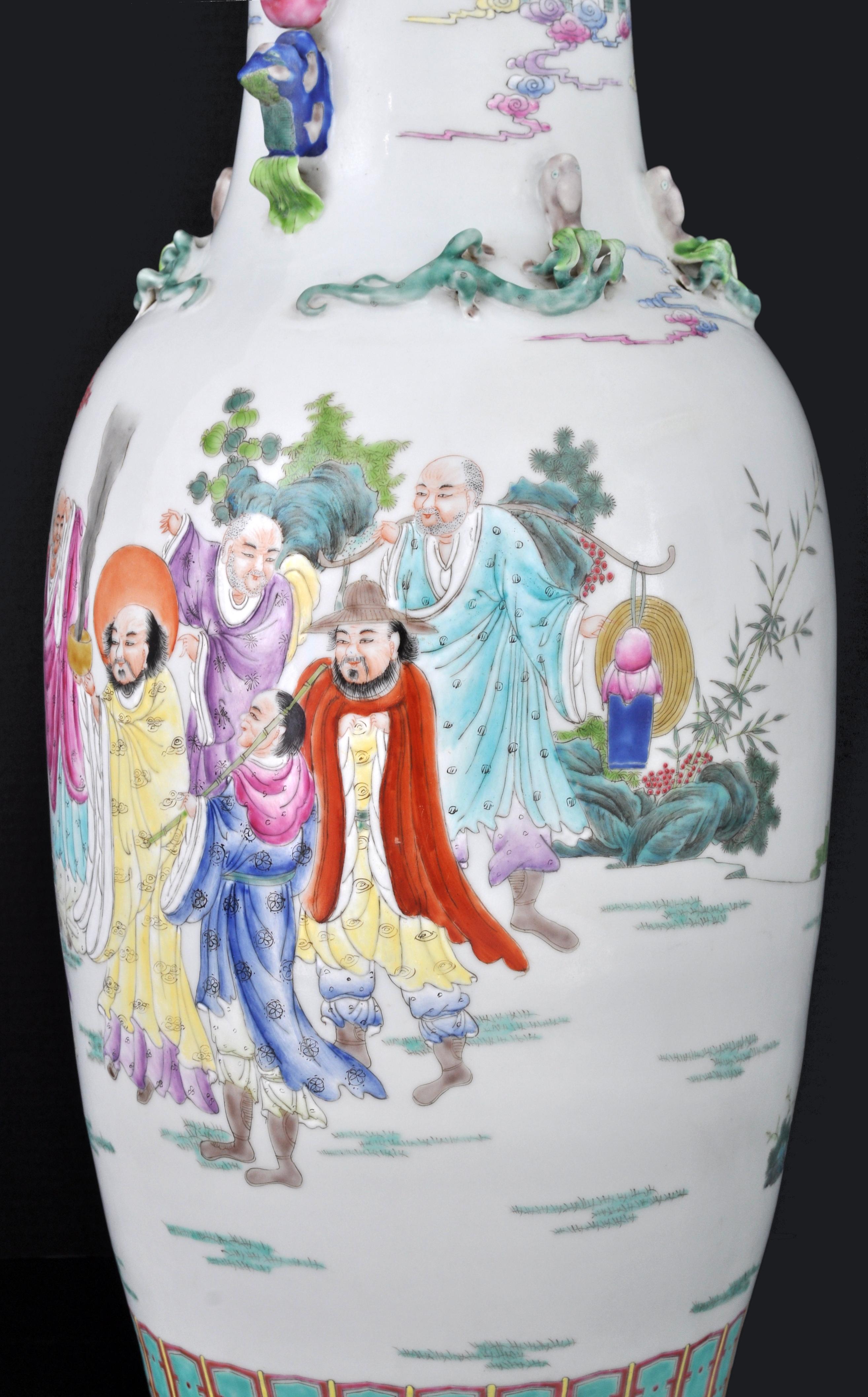 Paire monumentale de vases anciens en porcelaine de la famille rose de la dynastie chinoise des Qing en vente 1