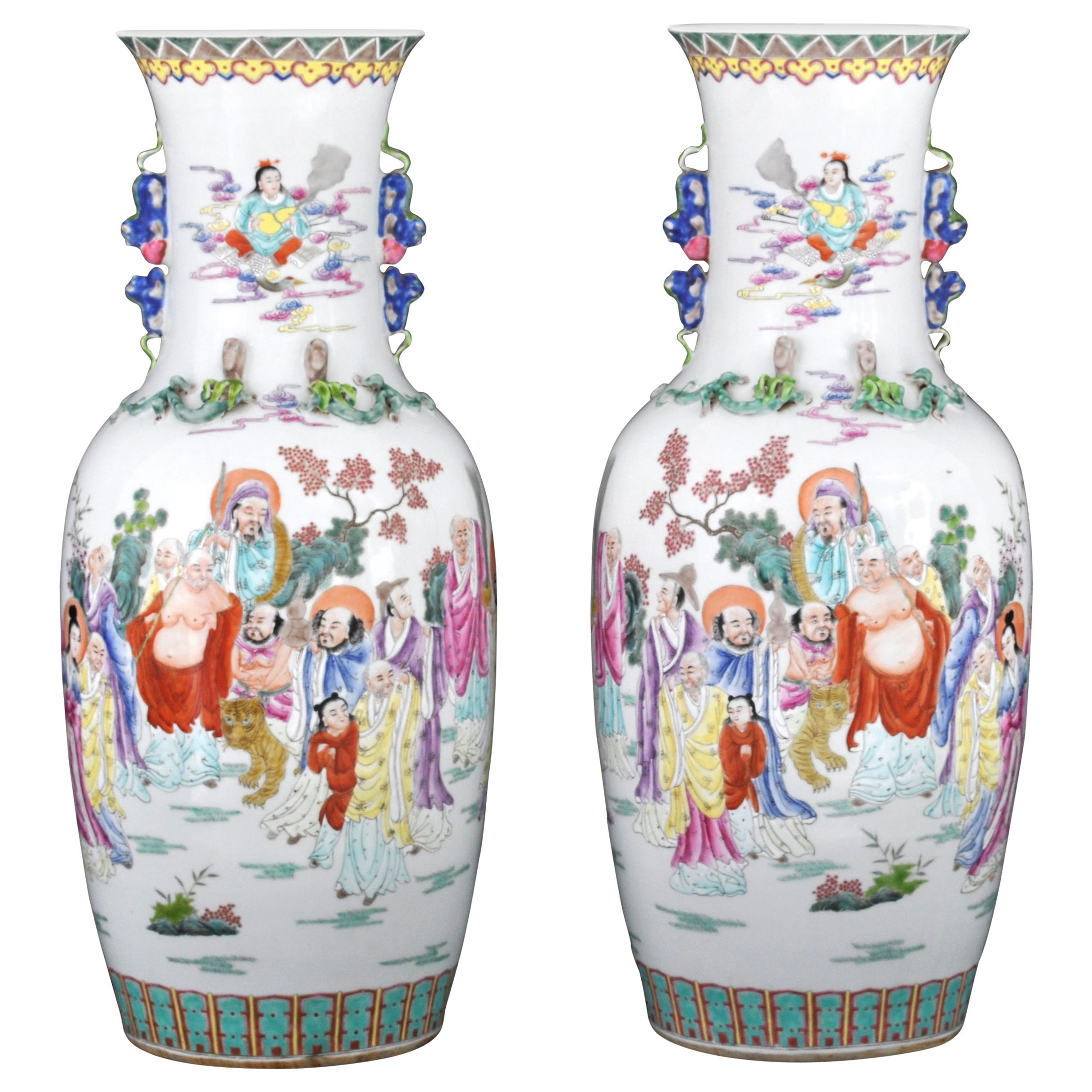 Paire monumentale de vases anciens en porcelaine de la famille rose de la dynastie chinoise des Qing