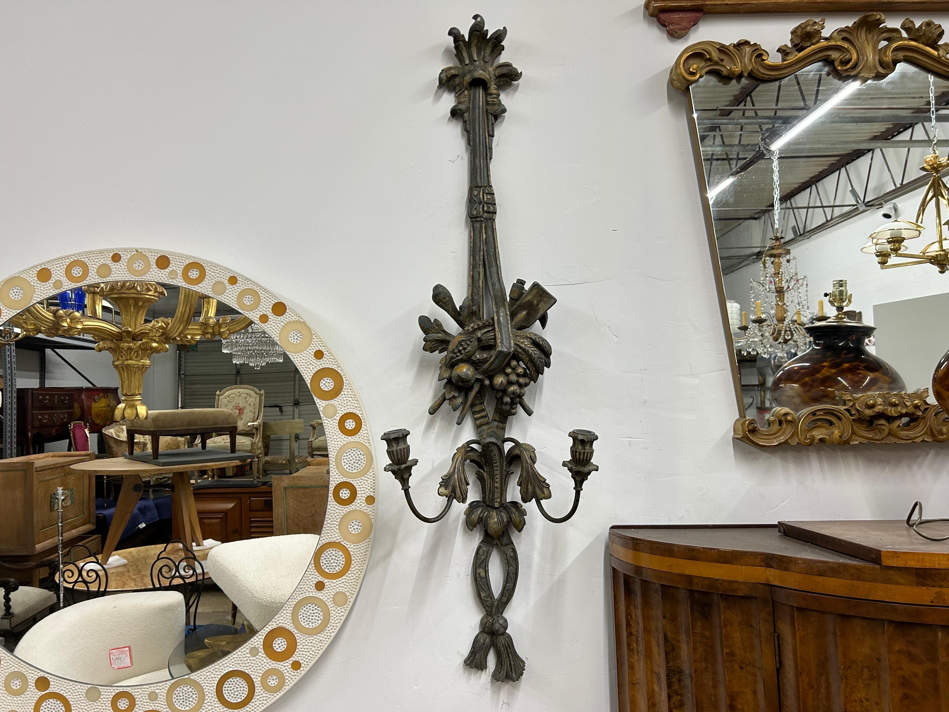 Paire monumentale d'appliques françaises anciennes en métal patiné en vente 2