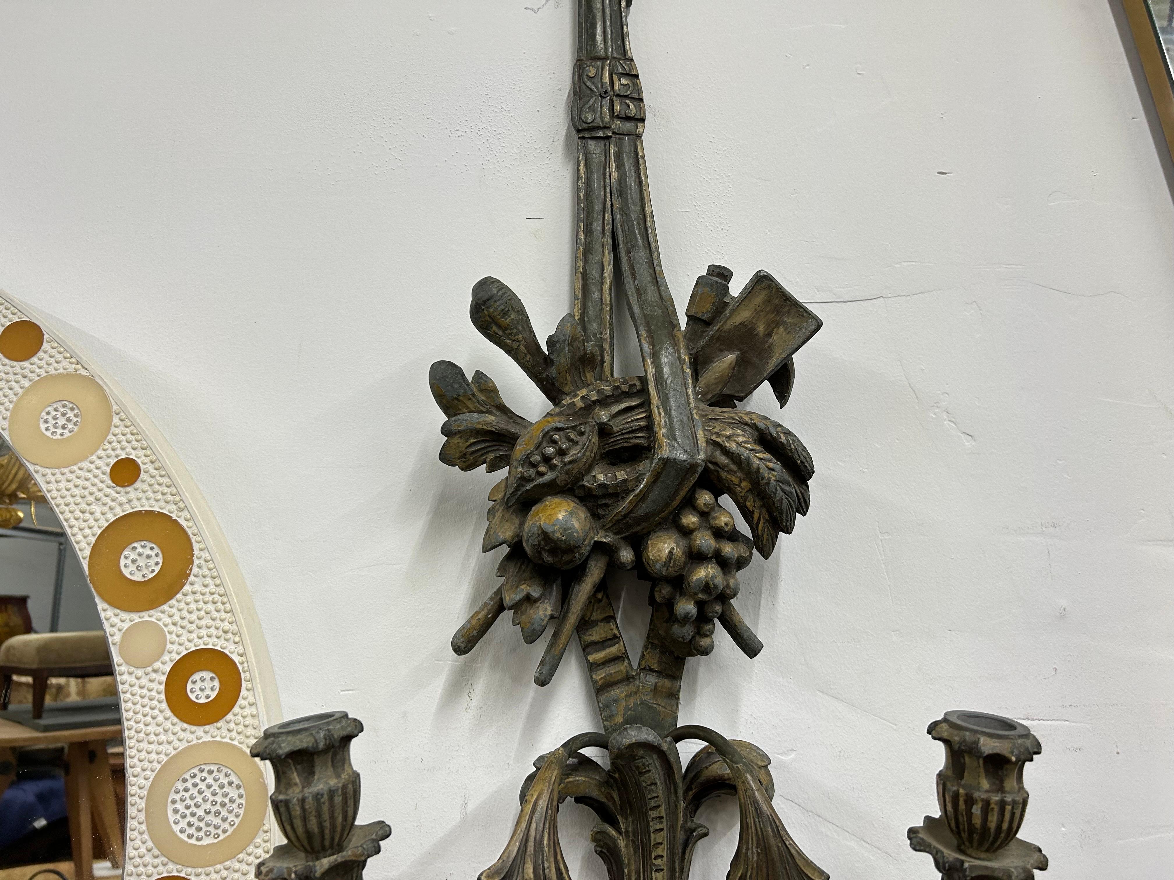 Français Paire monumentale d'appliques françaises anciennes en métal patiné en vente