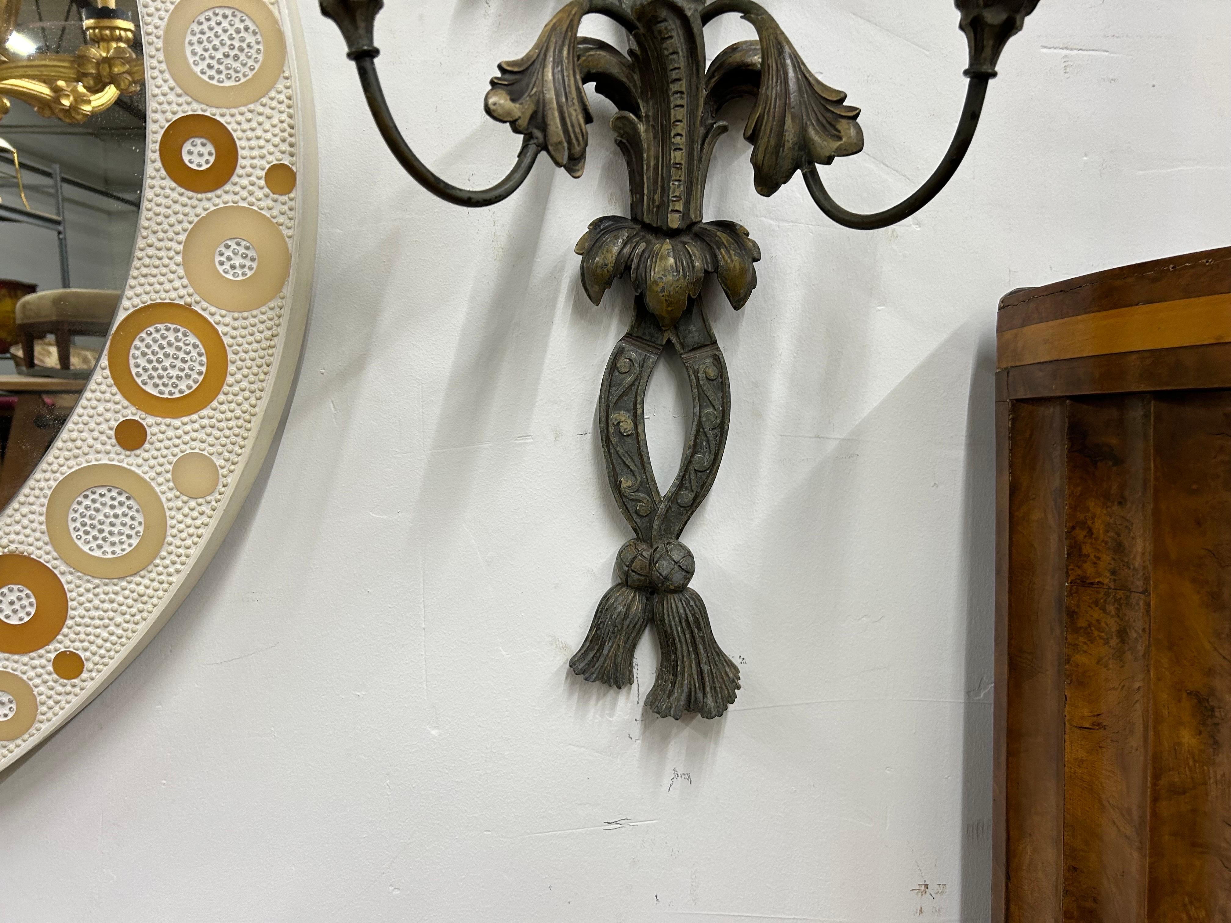 Paire monumentale d'appliques françaises anciennes en métal patiné Bon état - En vente à Houston, TX