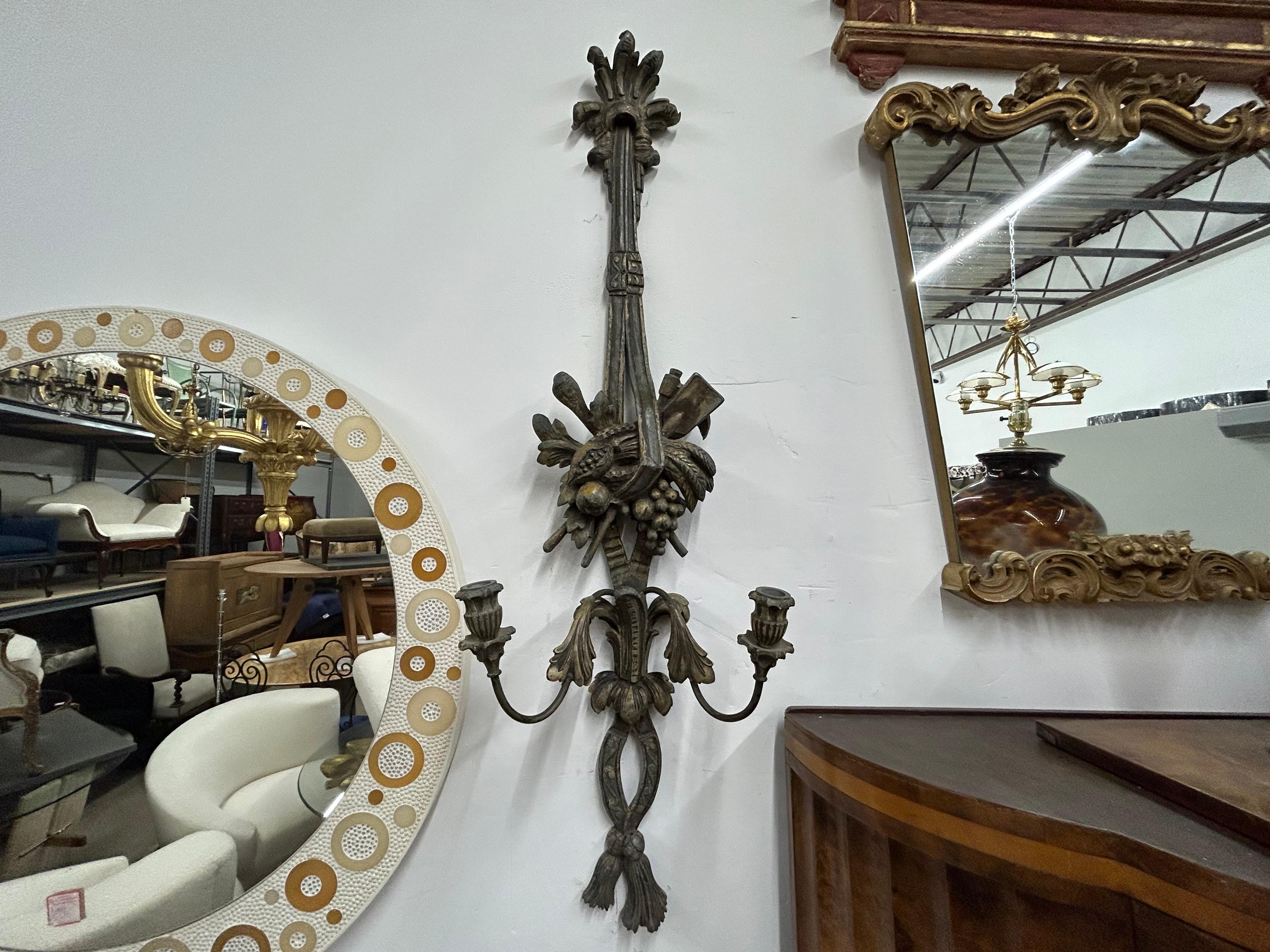 20ième siècle Paire monumentale d'appliques françaises anciennes en métal patiné en vente