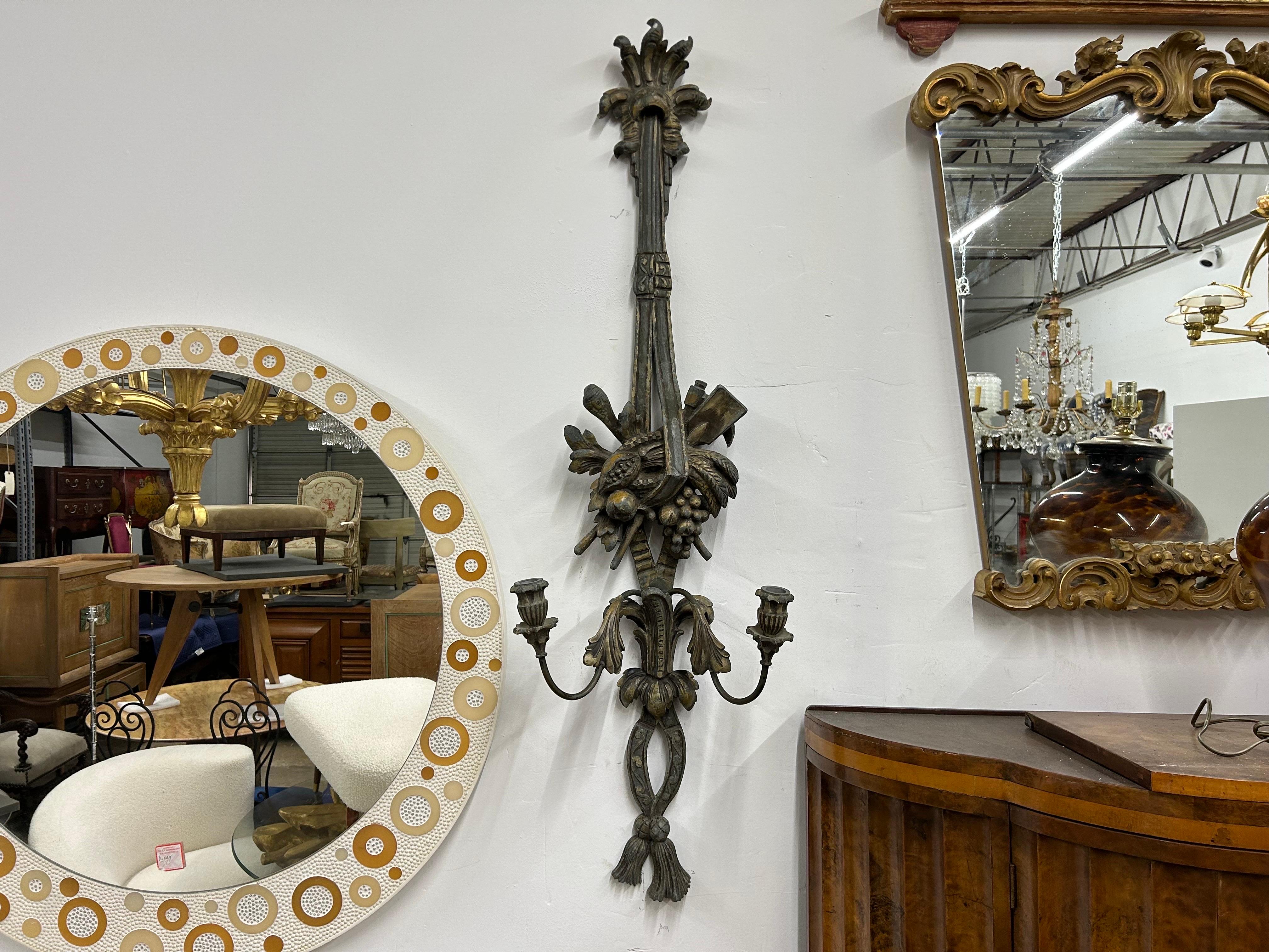 Paire monumentale d'appliques françaises anciennes en métal patiné en vente 1