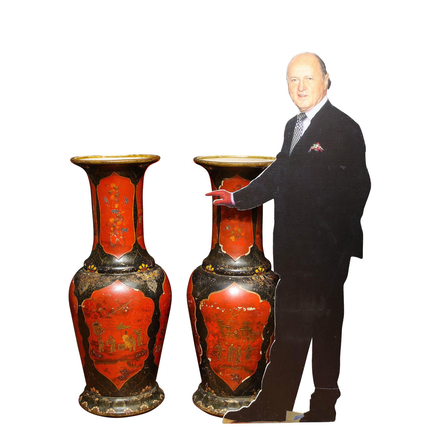 Paire de vases monumentaux en faïence de Berlin laqués rouges et noirs État moyen - En vente à New York, NY