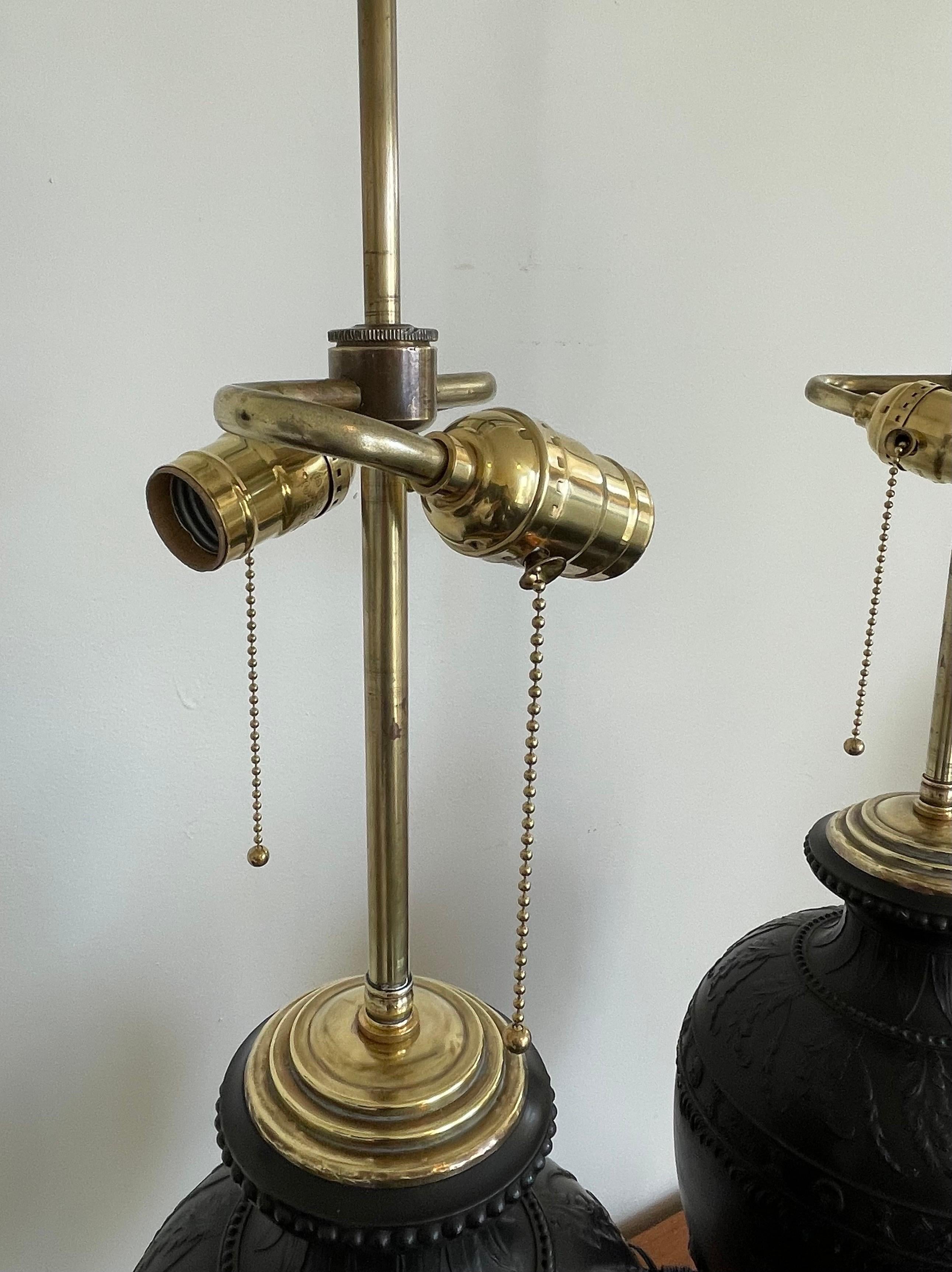 Monumentales Paar schwarzer Basalt-Tischlampen von Wedgwood, spätes 19. Jahrhundert im Angebot 4