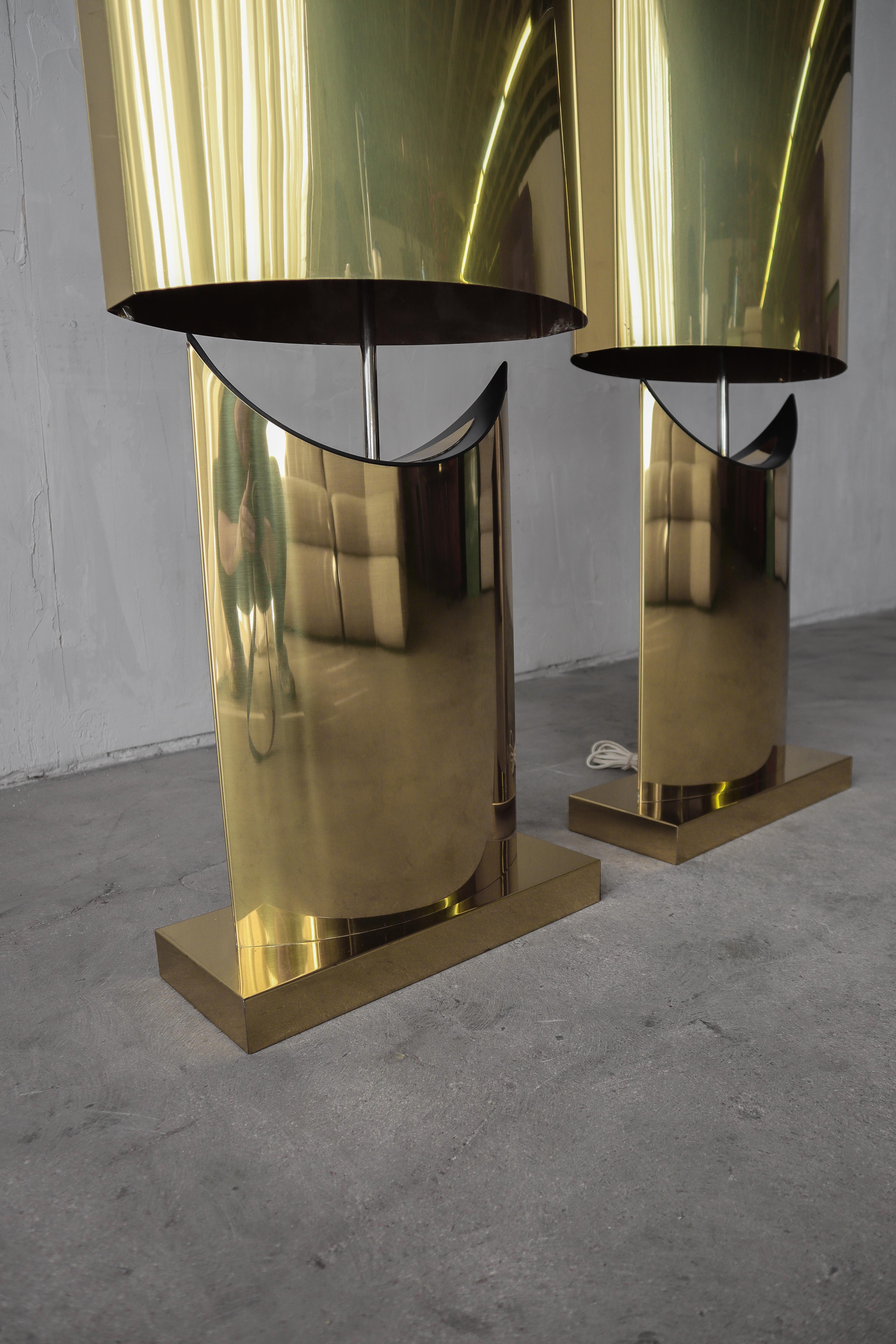 Monumentales Paar Tischlampen aus Messing von Curtis Jere (20. Jahrhundert) im Angebot
