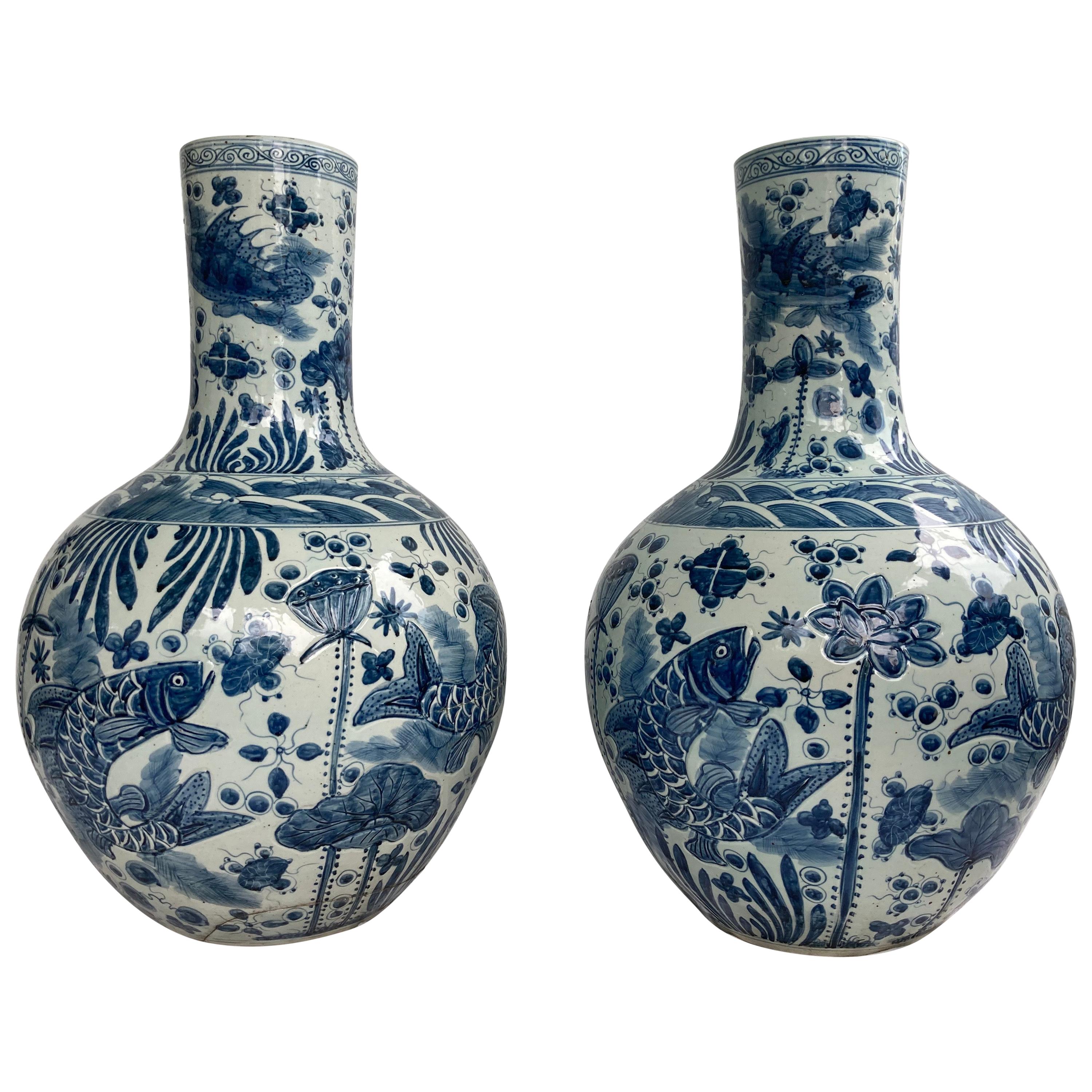 Paire monumentale de vases chinois bleus et blancs