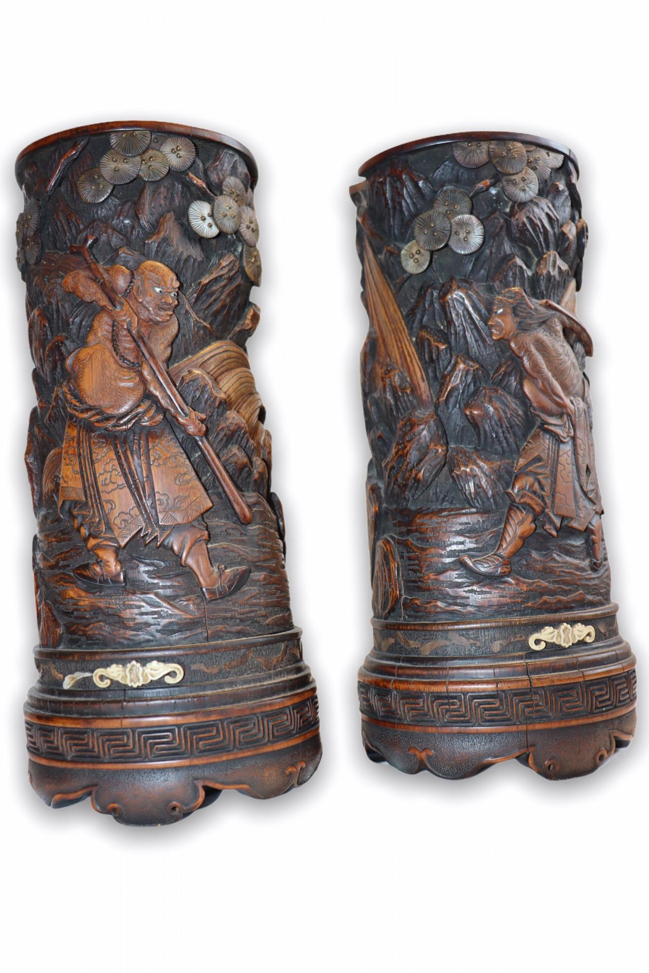Monumentales Paar chinesischer geschnitzter Holzbürstenkannen aus dem späten 18. Jahrhundert 1
