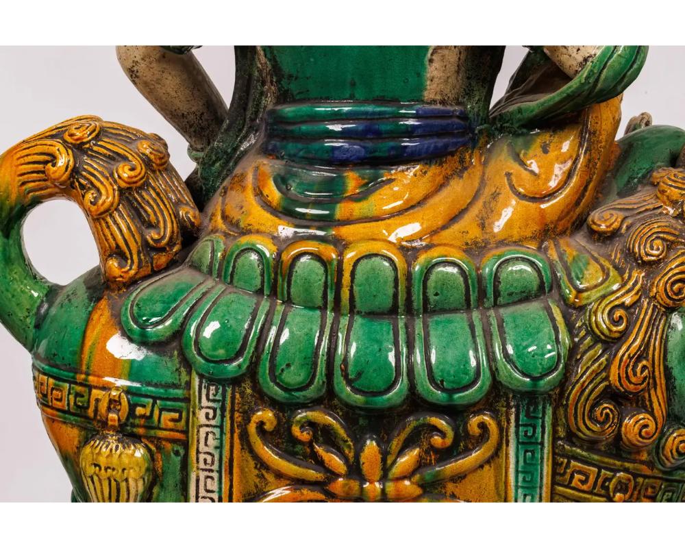 Coppia monumentale di figure di Guan Yin e Leone in ceramica smaltata cinese Sancai 4