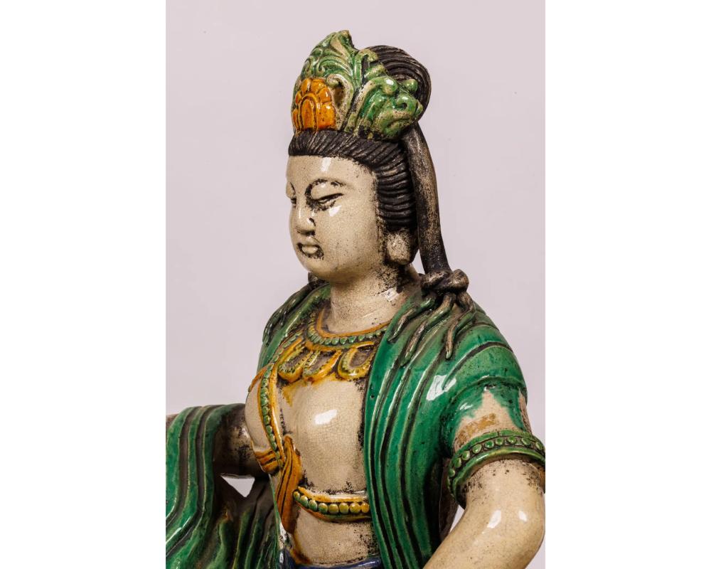 Coppia monumentale di figure di Guan Yin e Leone in ceramica smaltata cinese Sancai 5