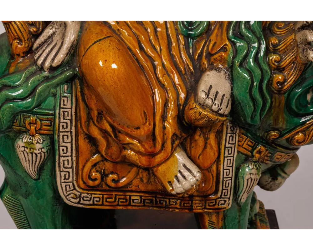 Coppia monumentale di figure di Guan Yin e Leone in ceramica smaltata cinese Sancai 6