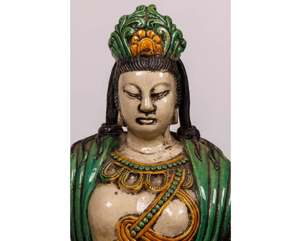 Coppia monumentale di figure di Guan Yin e Leone in ceramica smaltata cinese Sancai 7