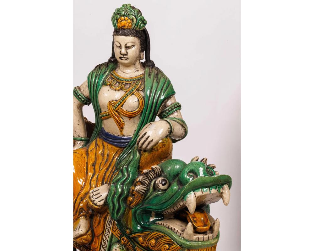 Coppia monumentale di figure di Guan Yin e Leone in ceramica smaltata cinese Sancai 8