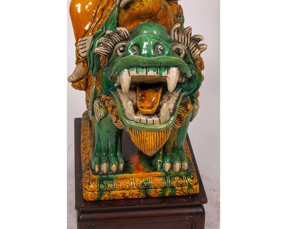 Coppia monumentale di figure di Guan Yin e Leone in ceramica smaltata cinese Sancai 9