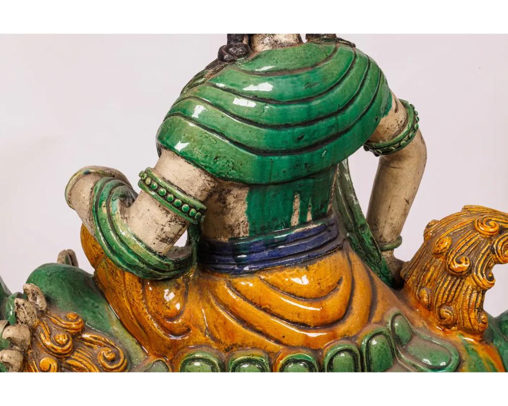 Coppia monumentale di figure di Guan Yin e Leone in ceramica smaltata cinese Sancai 10