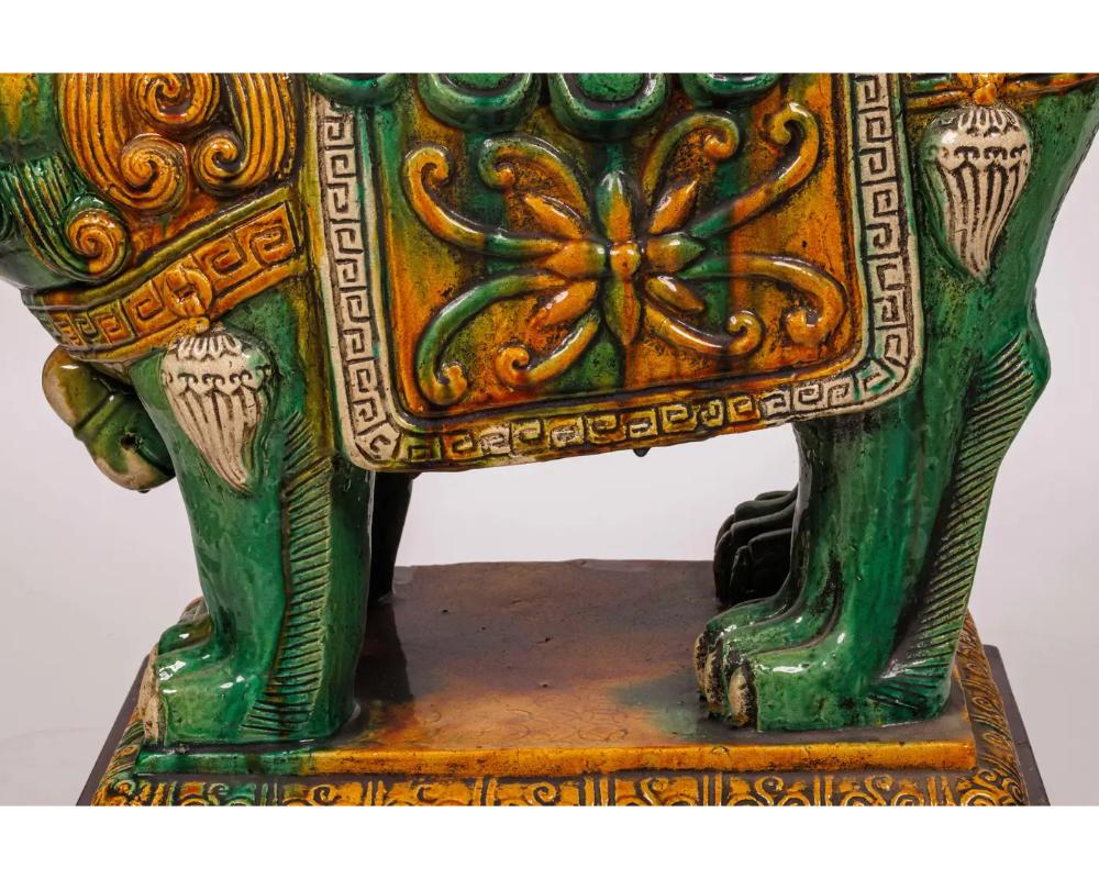 Coppia monumentale di figure di Guan Yin e Leone in ceramica smaltata cinese Sancai 11
