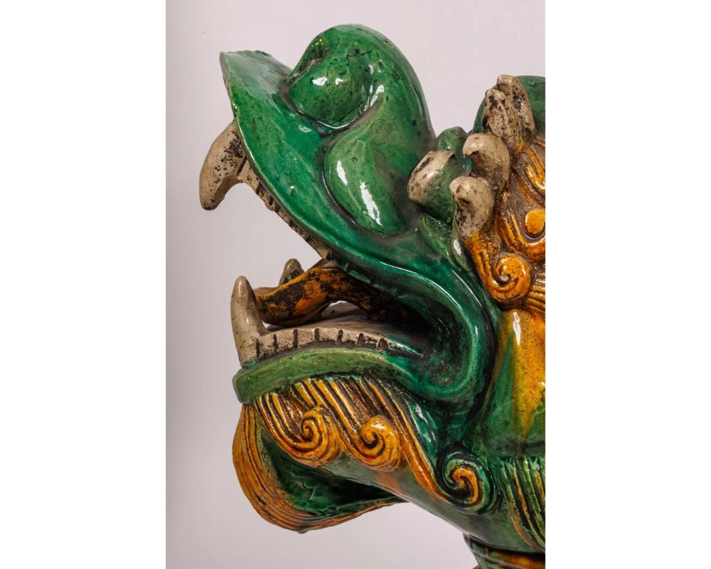 Coppia monumentale di figure di Guan Yin e Leone in ceramica smaltata cinese Sancai 12