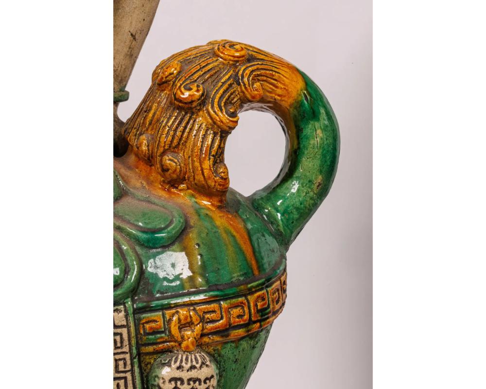 Coppia monumentale di figure di Guan Yin e Leone in ceramica smaltata cinese Sancai 13