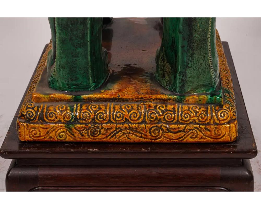Coppia monumentale di figure di Guan Yin e Leone in ceramica smaltata cinese Sancai 14