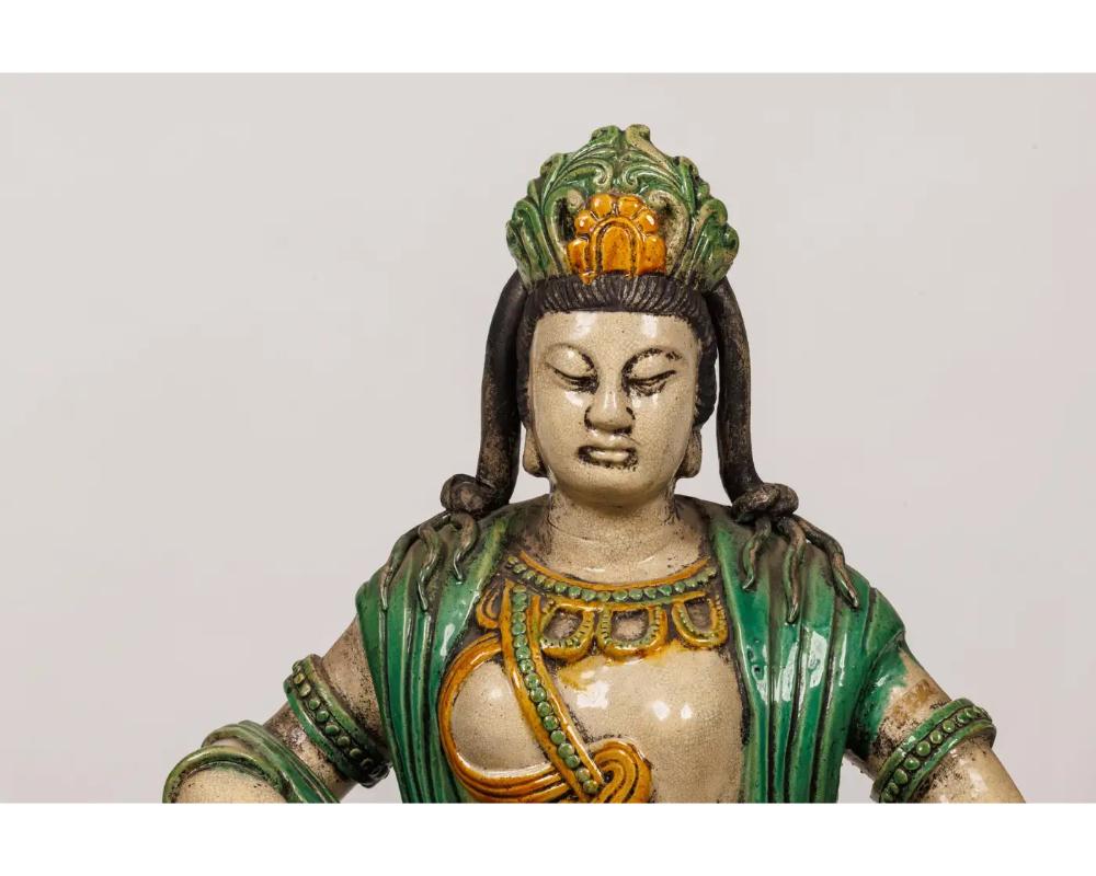 Coppia monumentale di figure di Guan Yin e Leone in ceramica smaltata cinese Sancai In condizioni buone a New York, NY