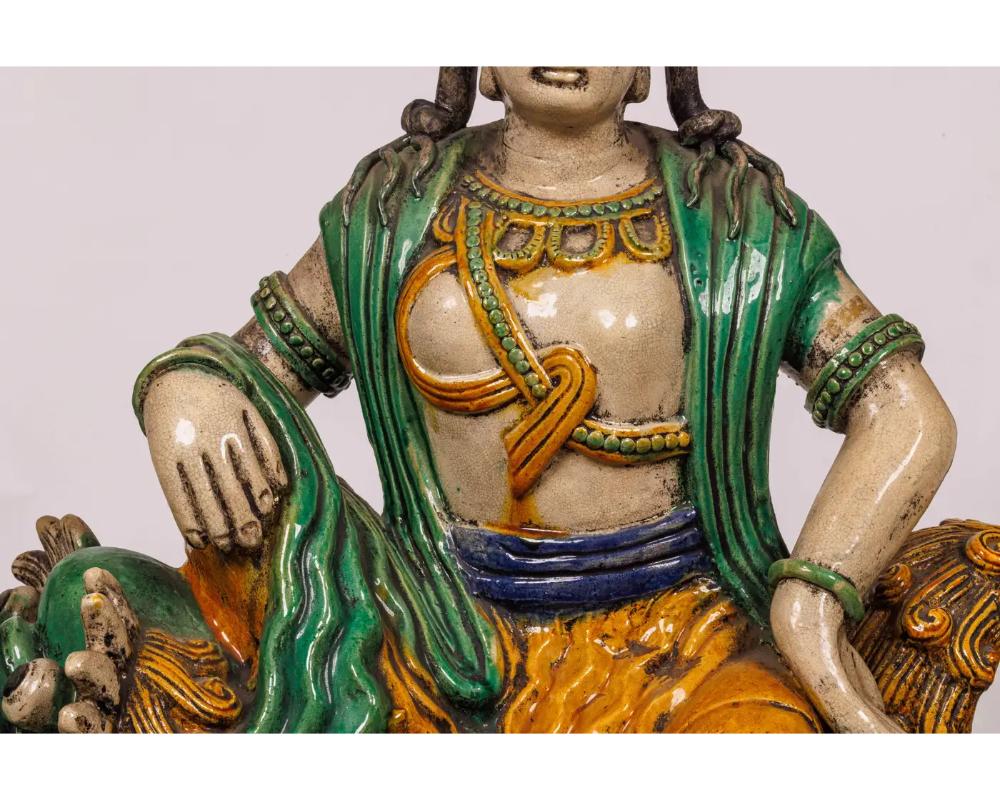 XX secolo Coppia monumentale di figure di Guan Yin e Leone in ceramica smaltata cinese Sancai