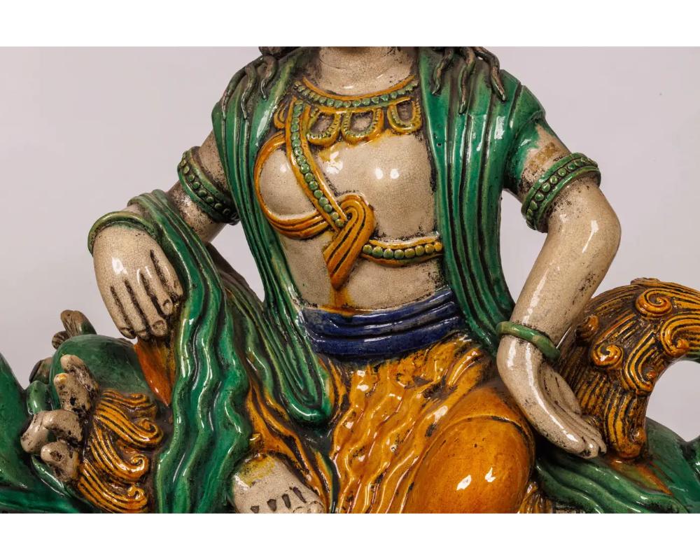 Ceramica Coppia monumentale di figure di Guan Yin e Leone in ceramica smaltata cinese Sancai