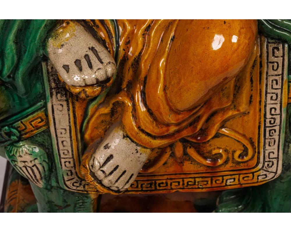 Coppia monumentale di figure di Guan Yin e Leone in ceramica smaltata cinese Sancai 1
