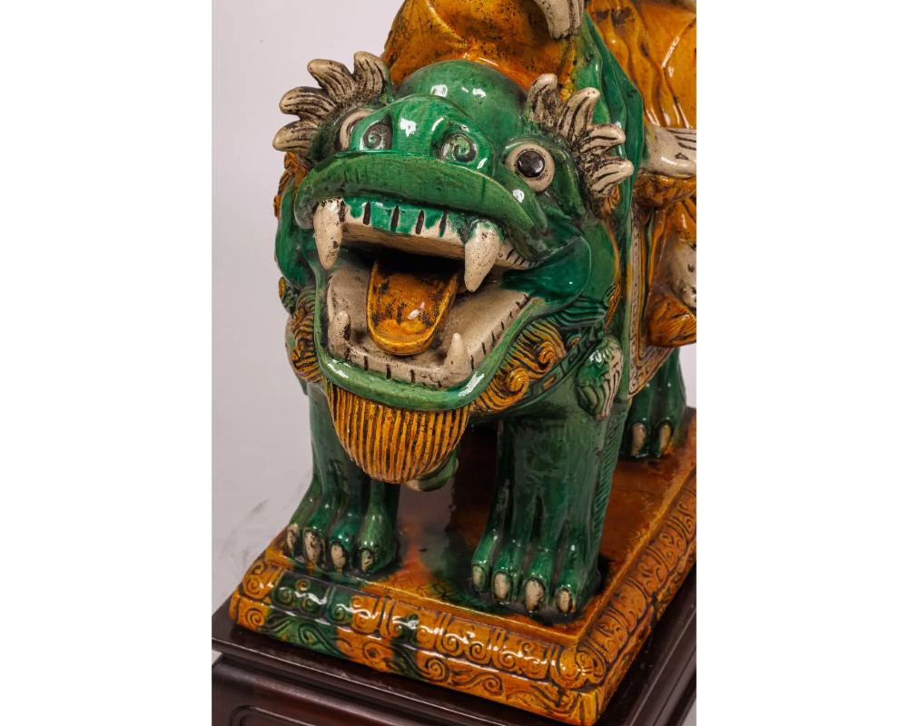 Coppia monumentale di figure di Guan Yin e Leone in ceramica smaltata cinese Sancai 2