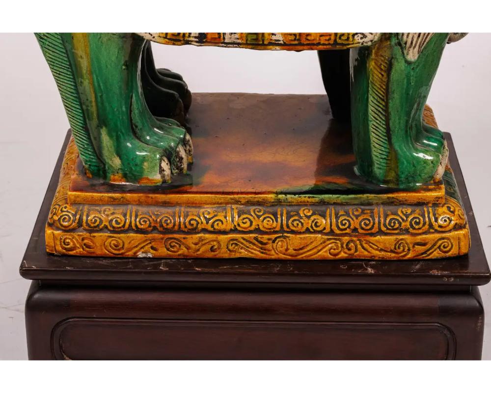 Coppia monumentale di figure di Guan Yin e Leone in ceramica smaltata cinese Sancai 3