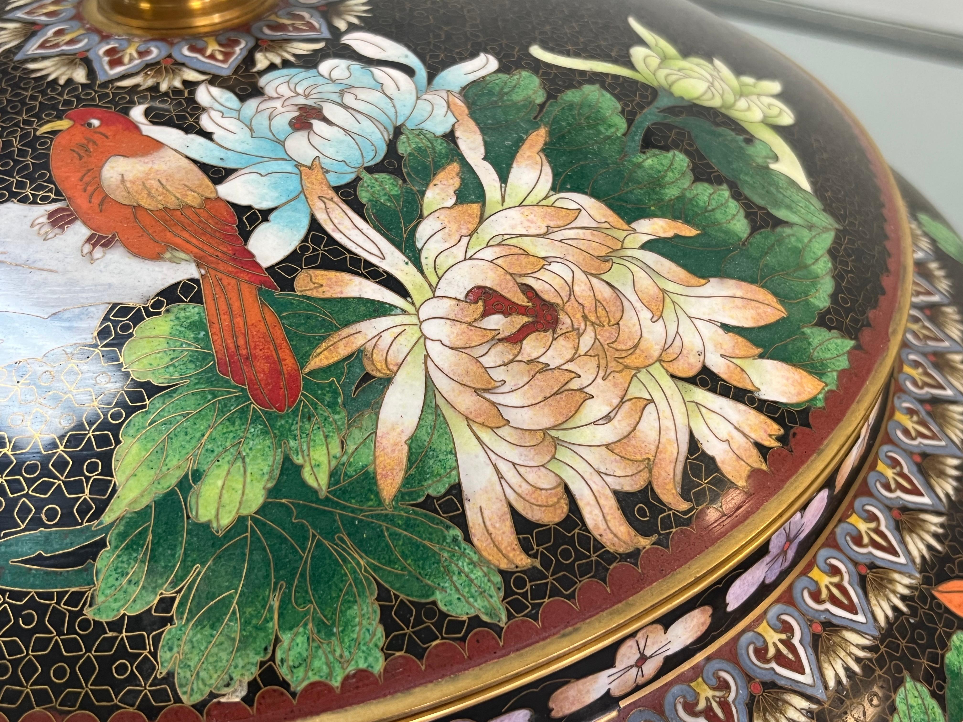 Paire monumentale de coupes à urne cloisonnées et cloisonnées en vente 4
