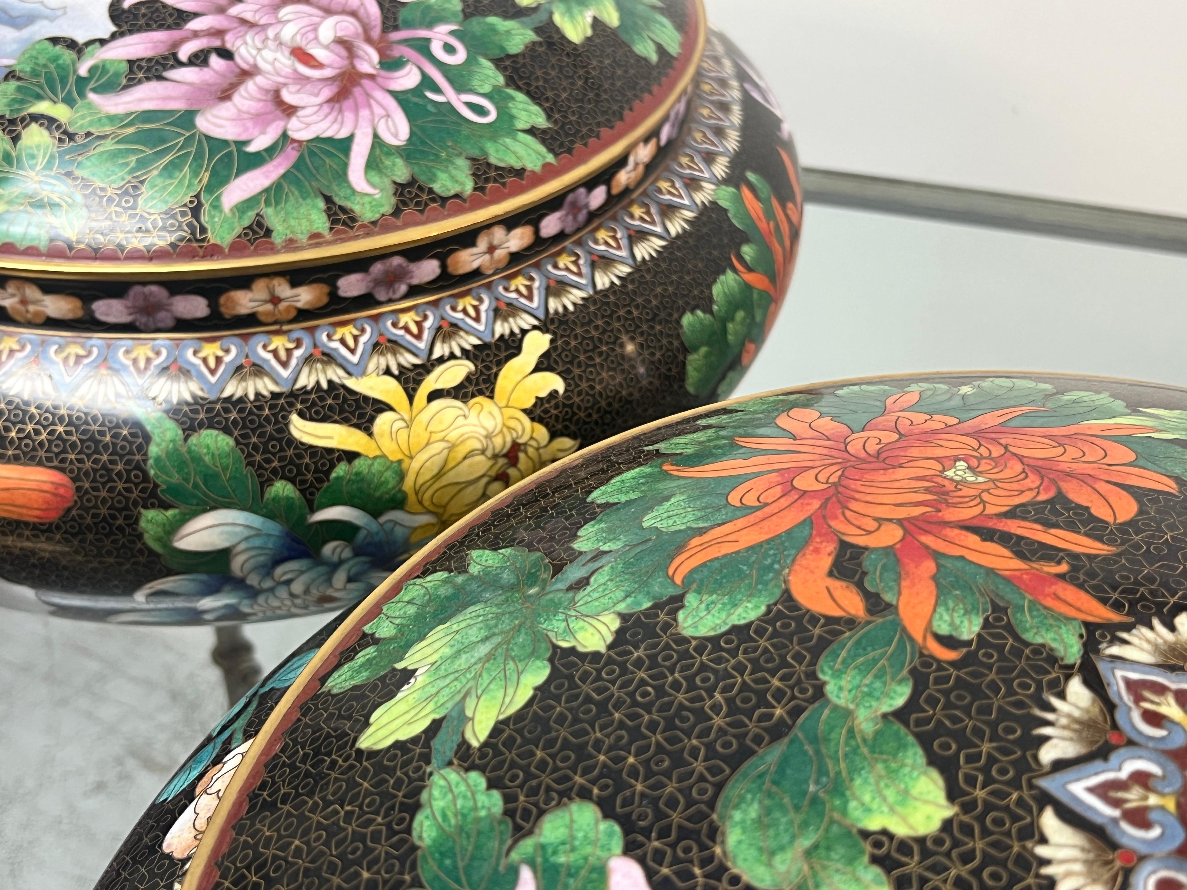 Paire monumentale de coupes à urne cloisonnées et cloisonnées en vente 5