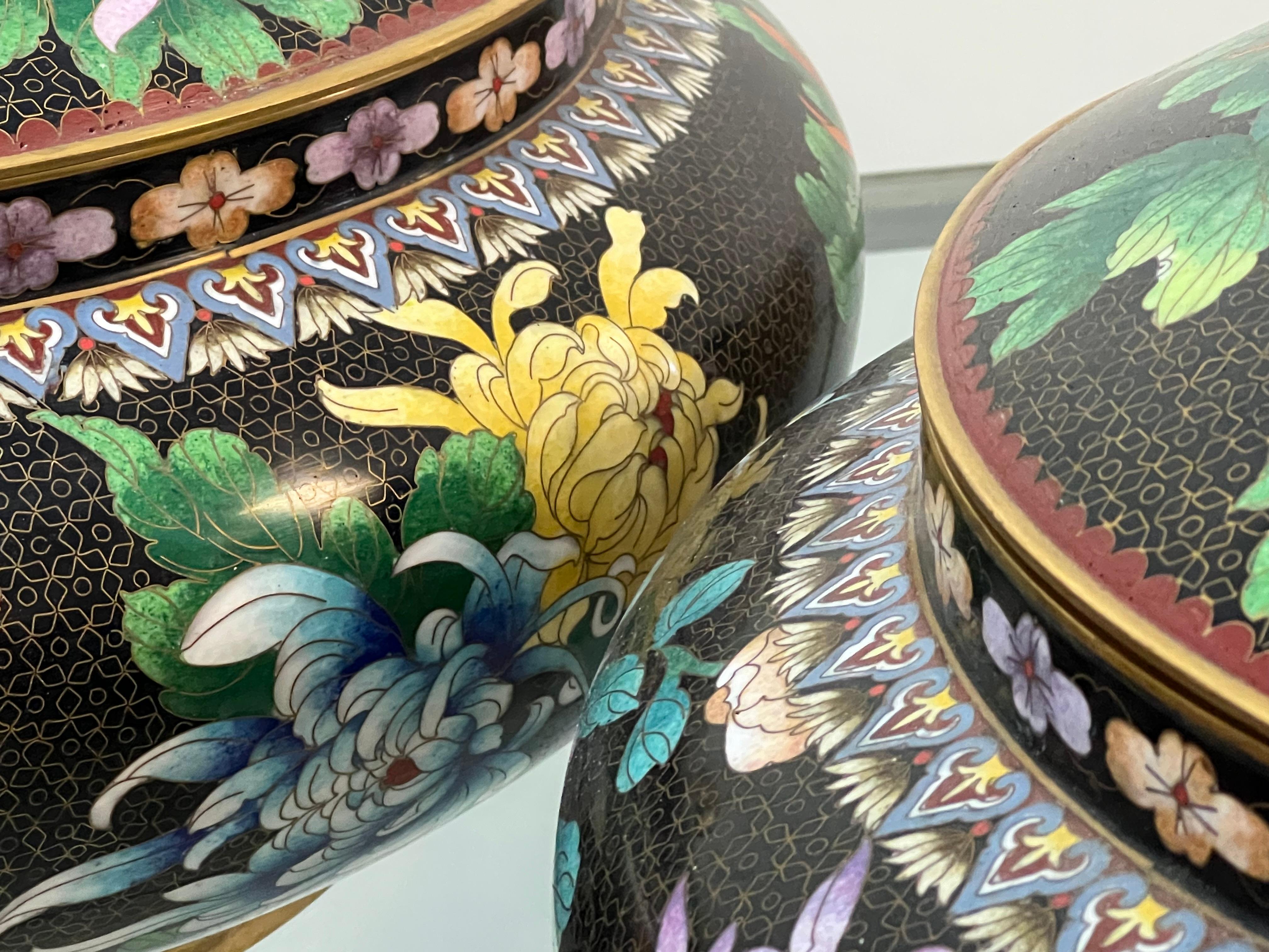 Paire monumentale de coupes à urne cloisonnées et cloisonnées en vente 6