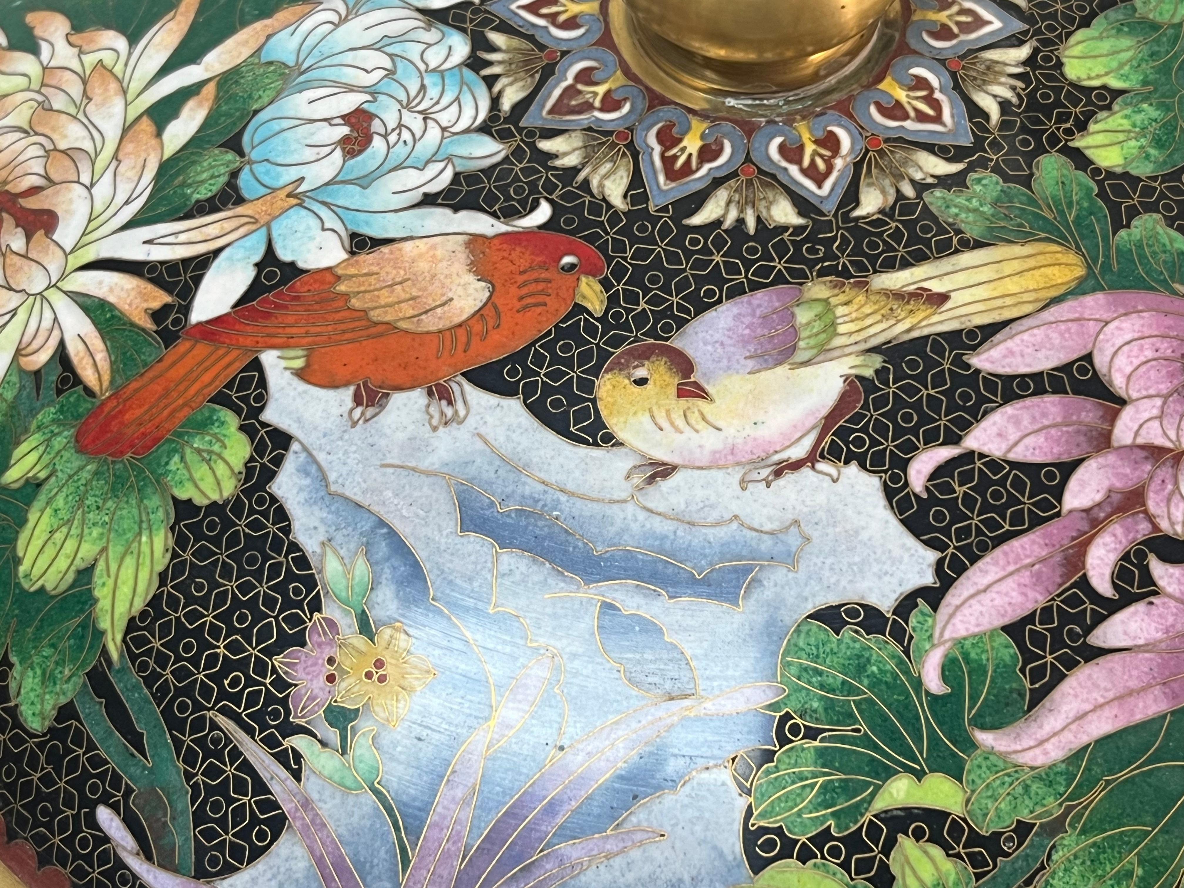 Paire monumentale de coupes à urne cloisonnées et cloisonnées en vente 7