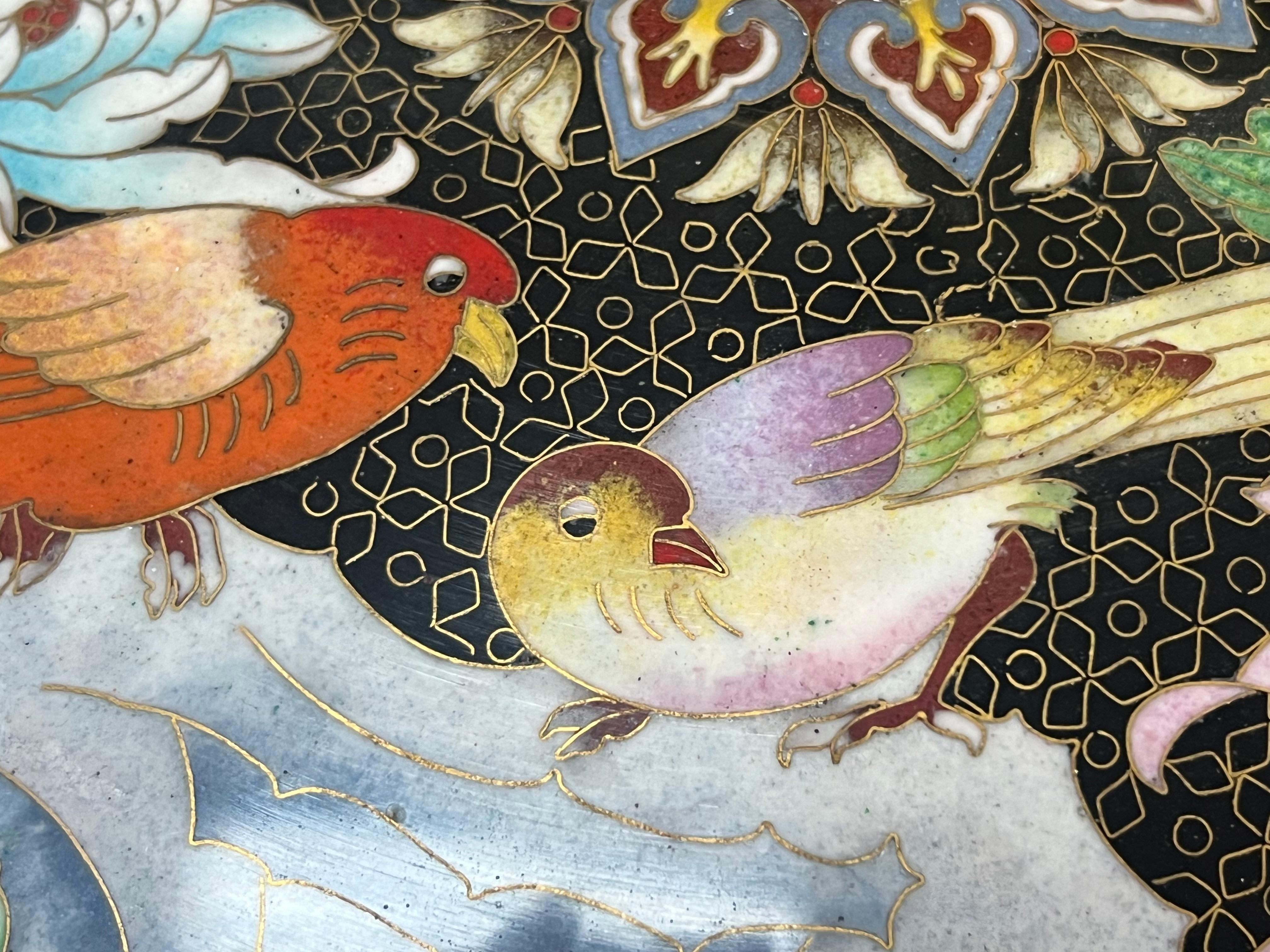 Paire monumentale de coupes à urne cloisonnées et cloisonnées en vente 8