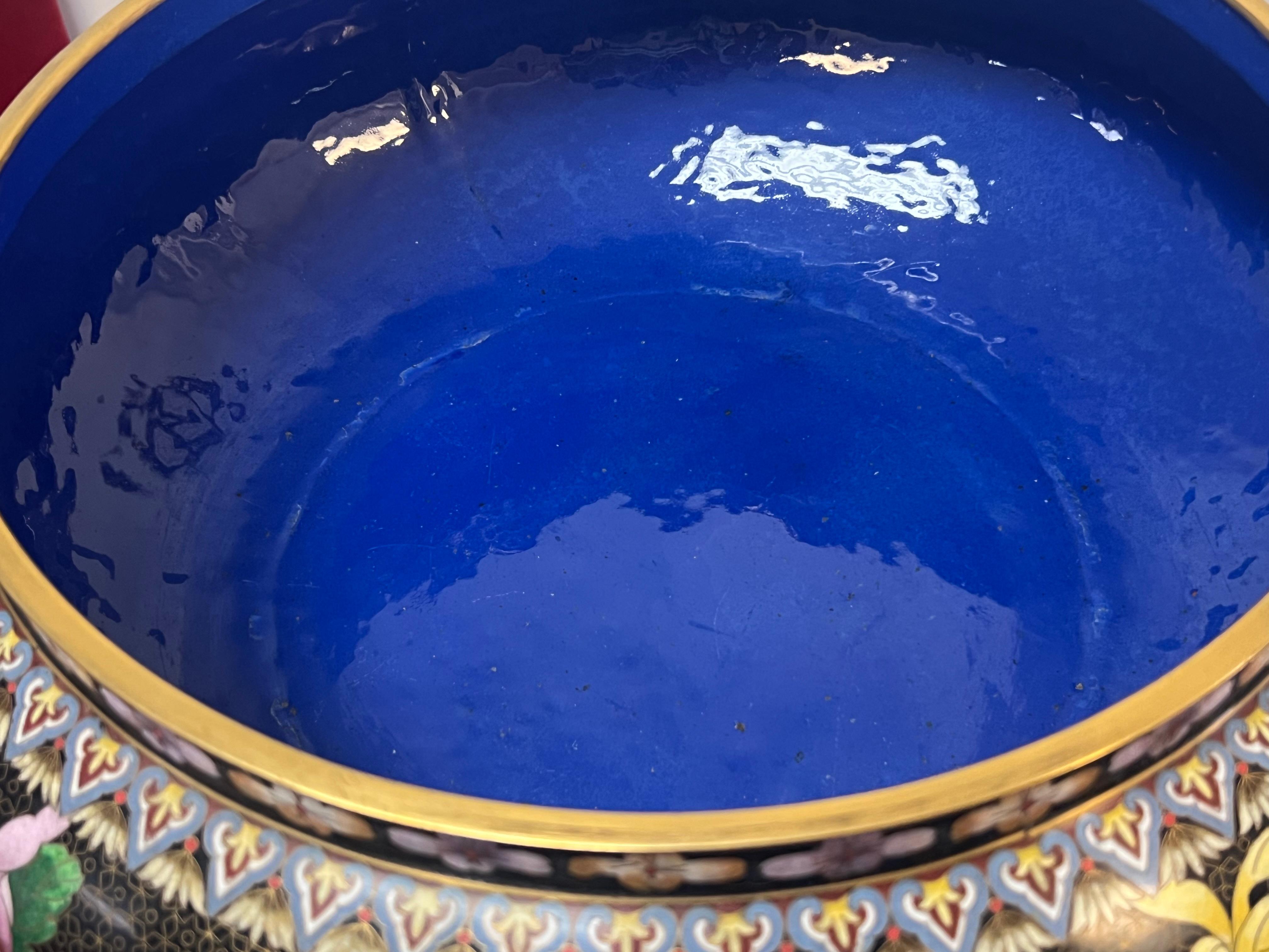 Paire monumentale de coupes à urne cloisonnées et cloisonnées en vente 9