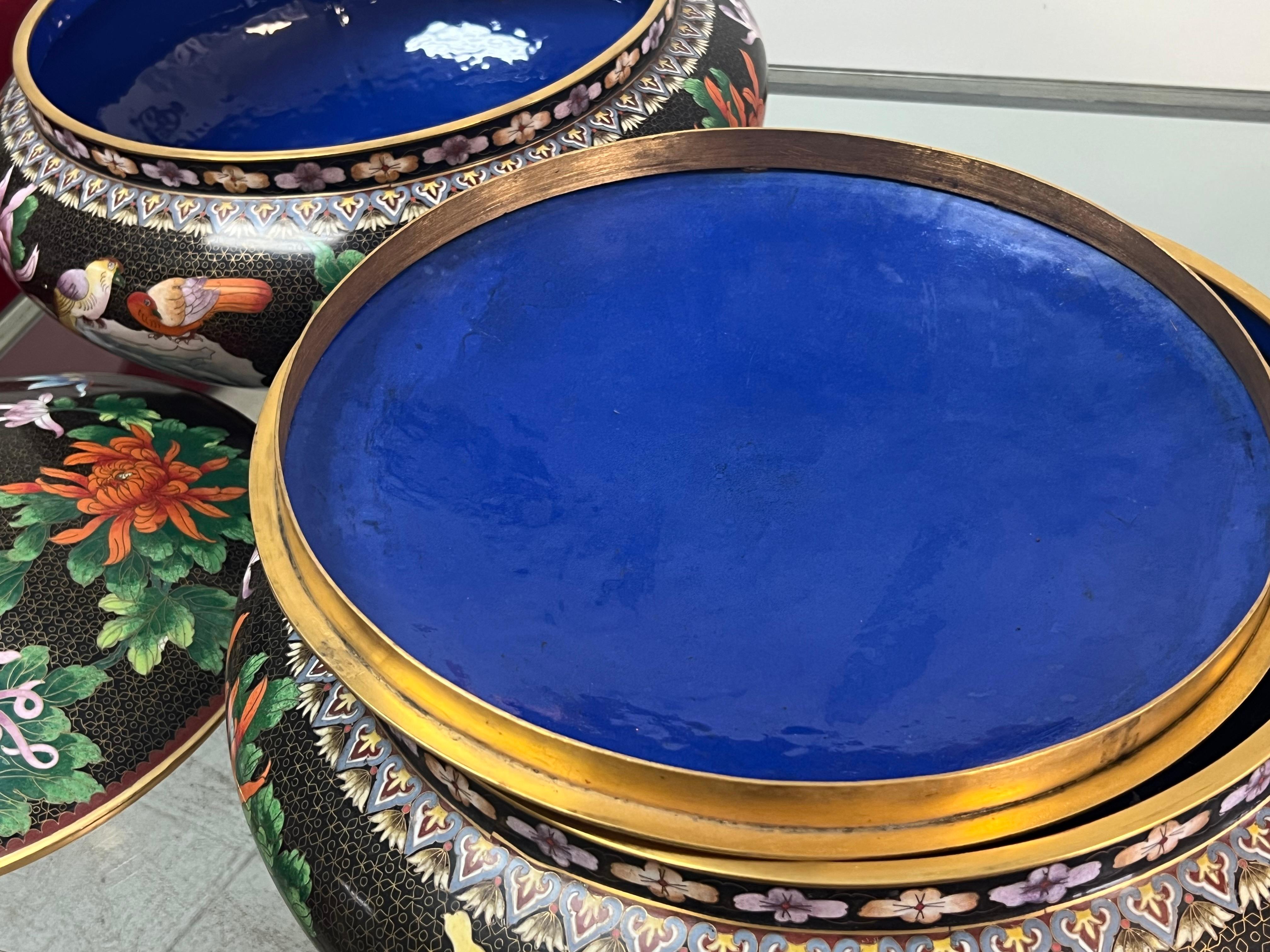 Paire monumentale de coupes à urne cloisonnées et cloisonnées en vente 10
