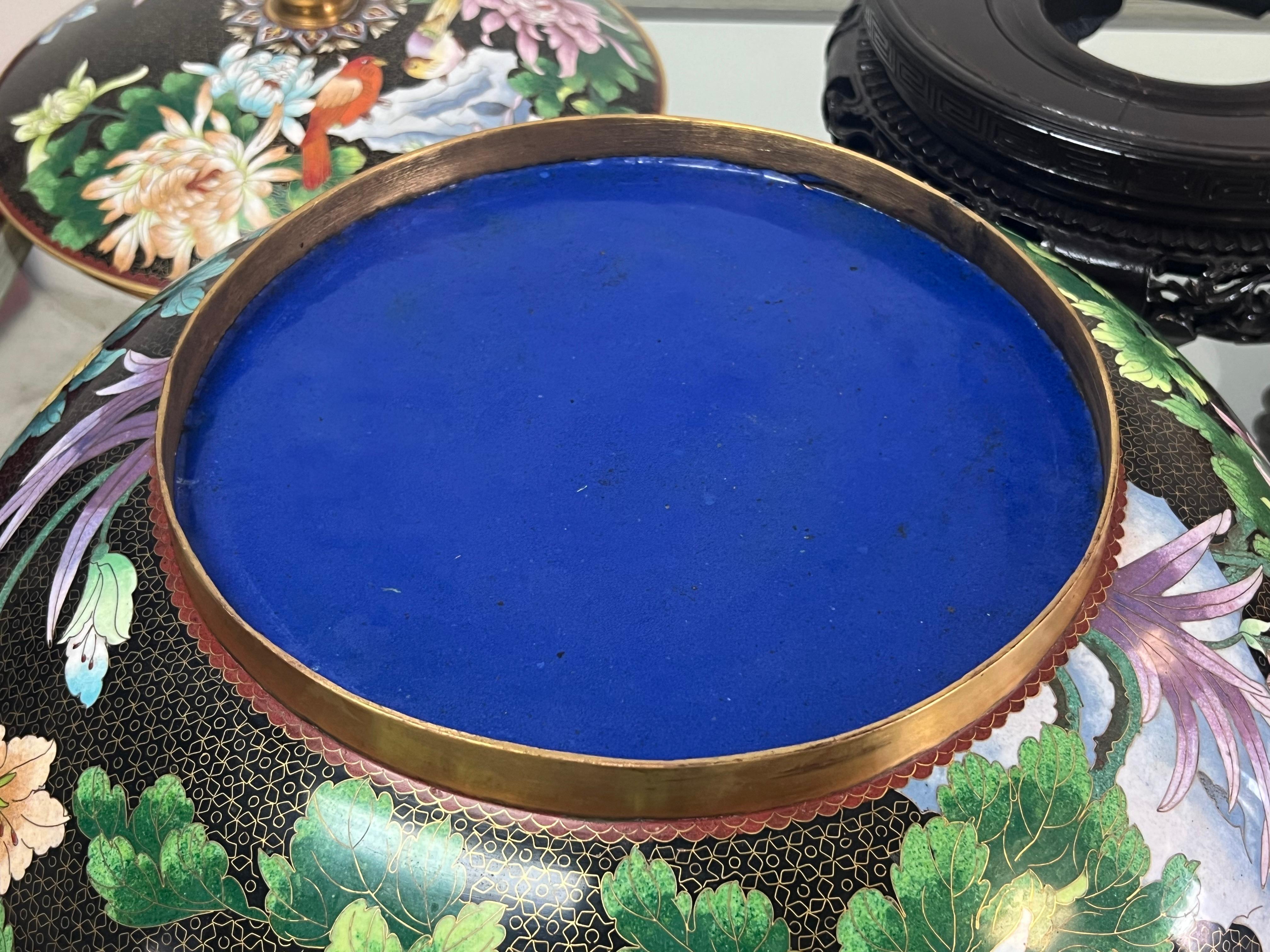 Paire monumentale de coupes à urne cloisonnées et cloisonnées en vente 11